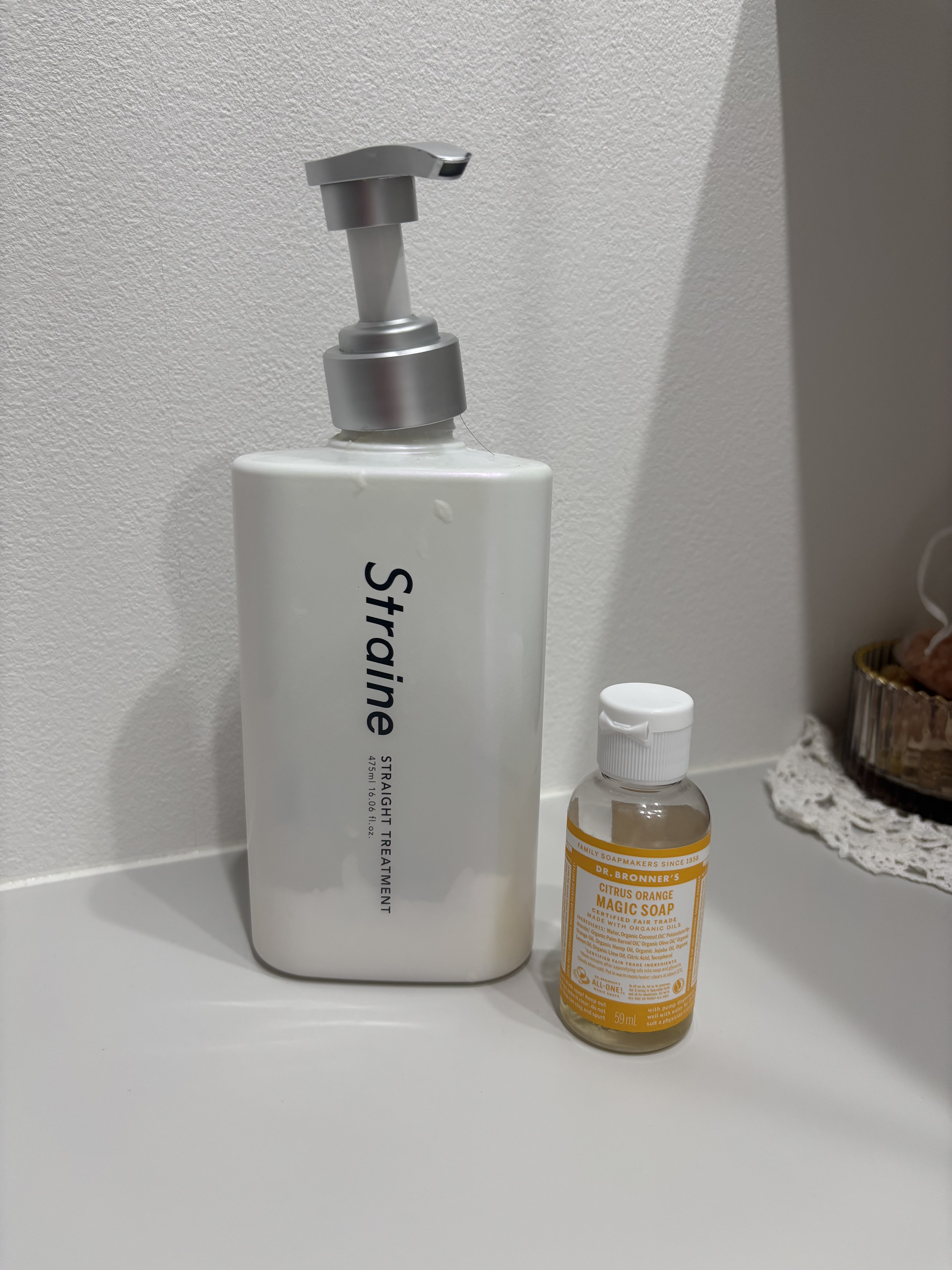 使い切り✨

①Straineストレートシャンプー/ストレートトリートメント ホワイトブロッサムの香り

トリートメント

詰め替え400mLも入れましたが、
なかなかポンプから出てこないので、
ボトルごと変えます🍾


②ドクターブロナ