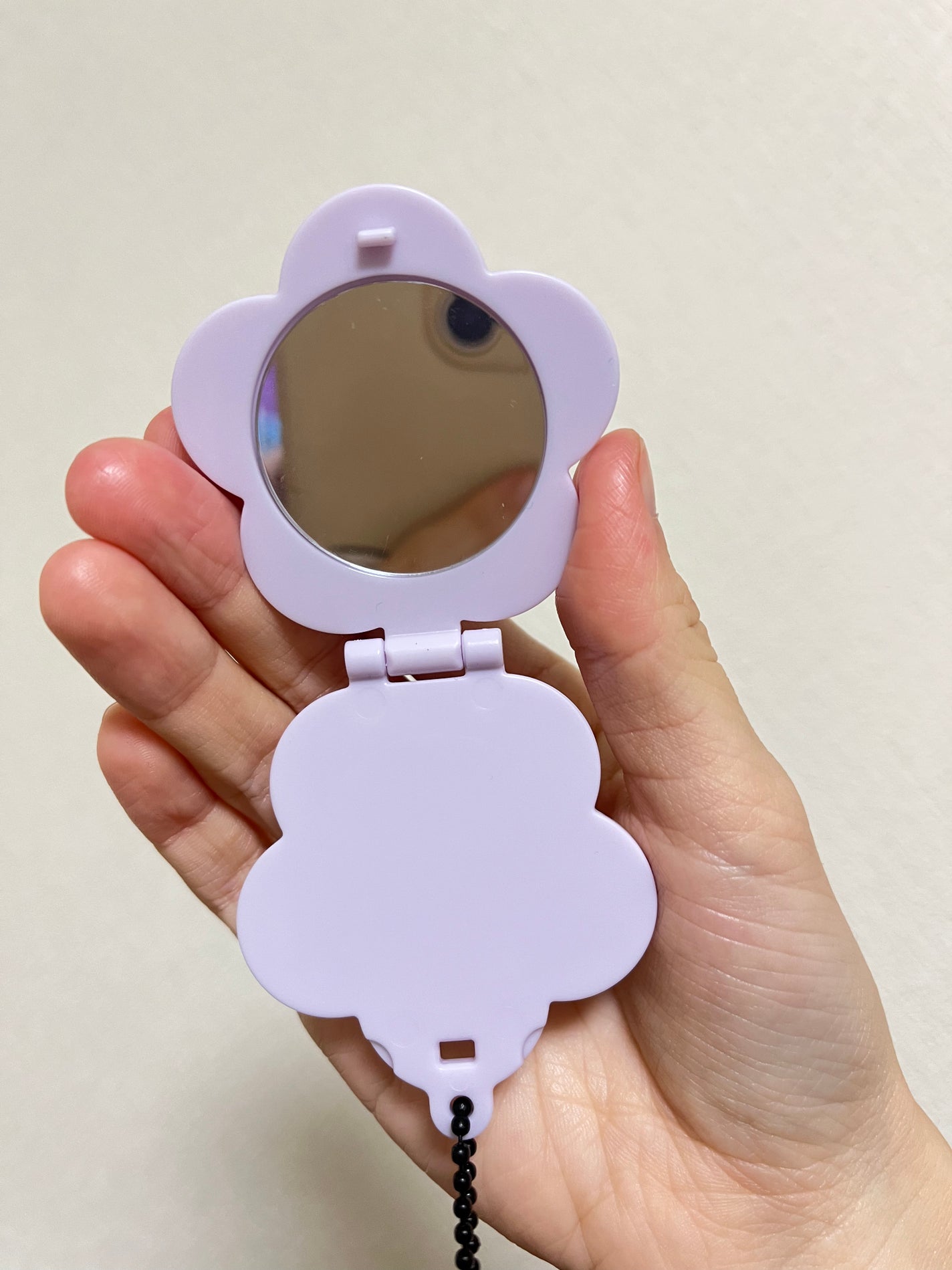 みあ on LIPS 「こちらはミニミラーとなっています💜淡いパープルカラーが可愛いで..」(3枚目)