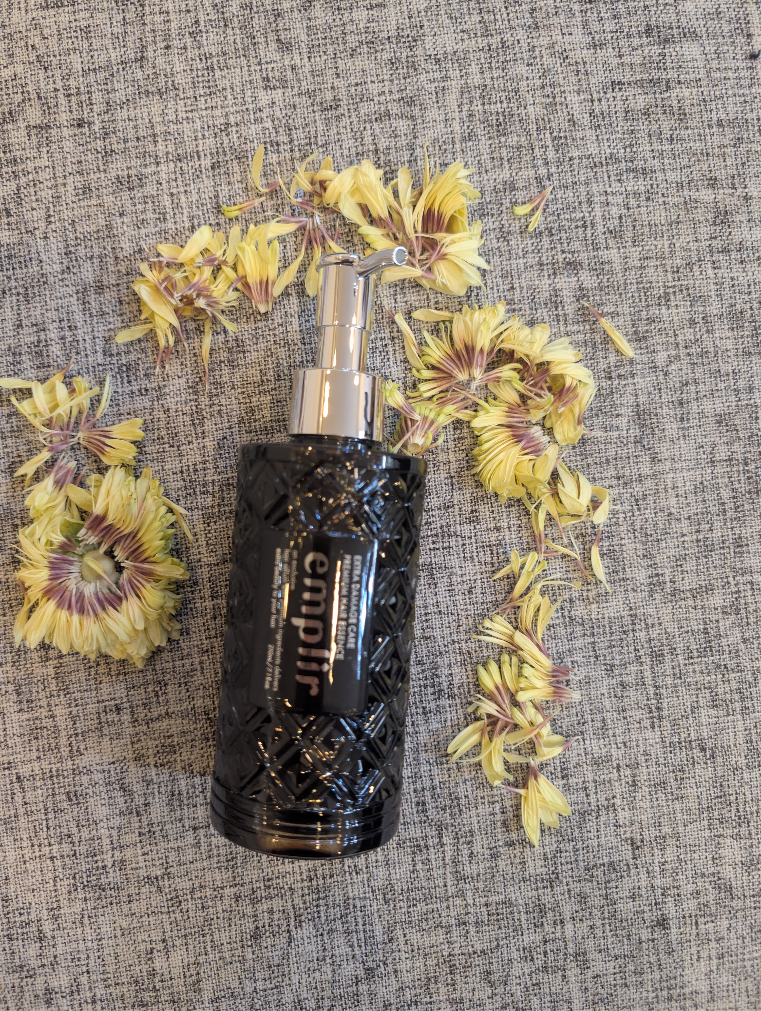 emplir プレミアム ヘアエッセンス 

シャンプーとトリートメントの間に使う新感覚なヘアケアアイテムで私はスペシャルケアとして使用しています。

液体も黒色！珍しい！

プッシュ式なので片手でも出しやすくパッケージも素敵です。

黒の