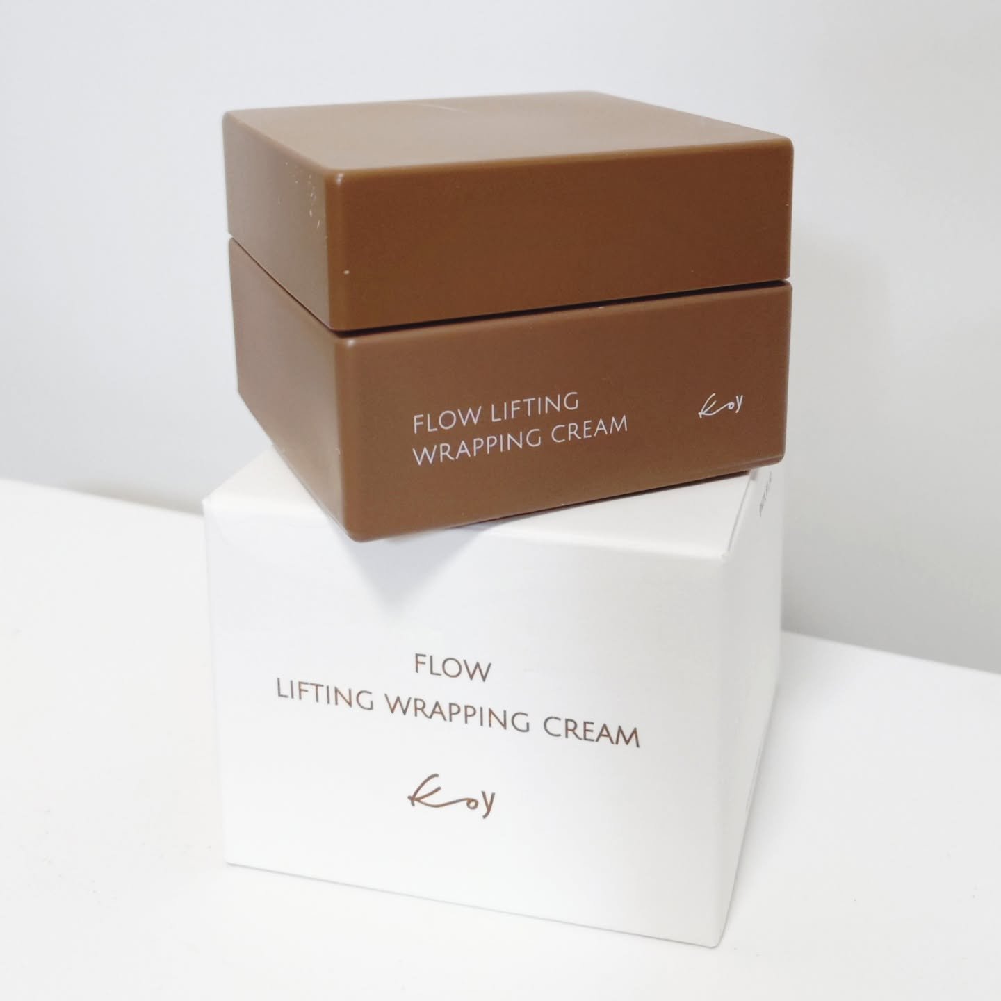 コイさんの「koy フローリフティングラッピングクリーム」をいただきました。
発売時にオリーブヤング総合ランキングで1位を獲得！
韓国の人気女優コ・ヒョンジョンさんがプロデュースしたことで話題のクリームです。
特徴は美容成分を閉じ込めたカプ