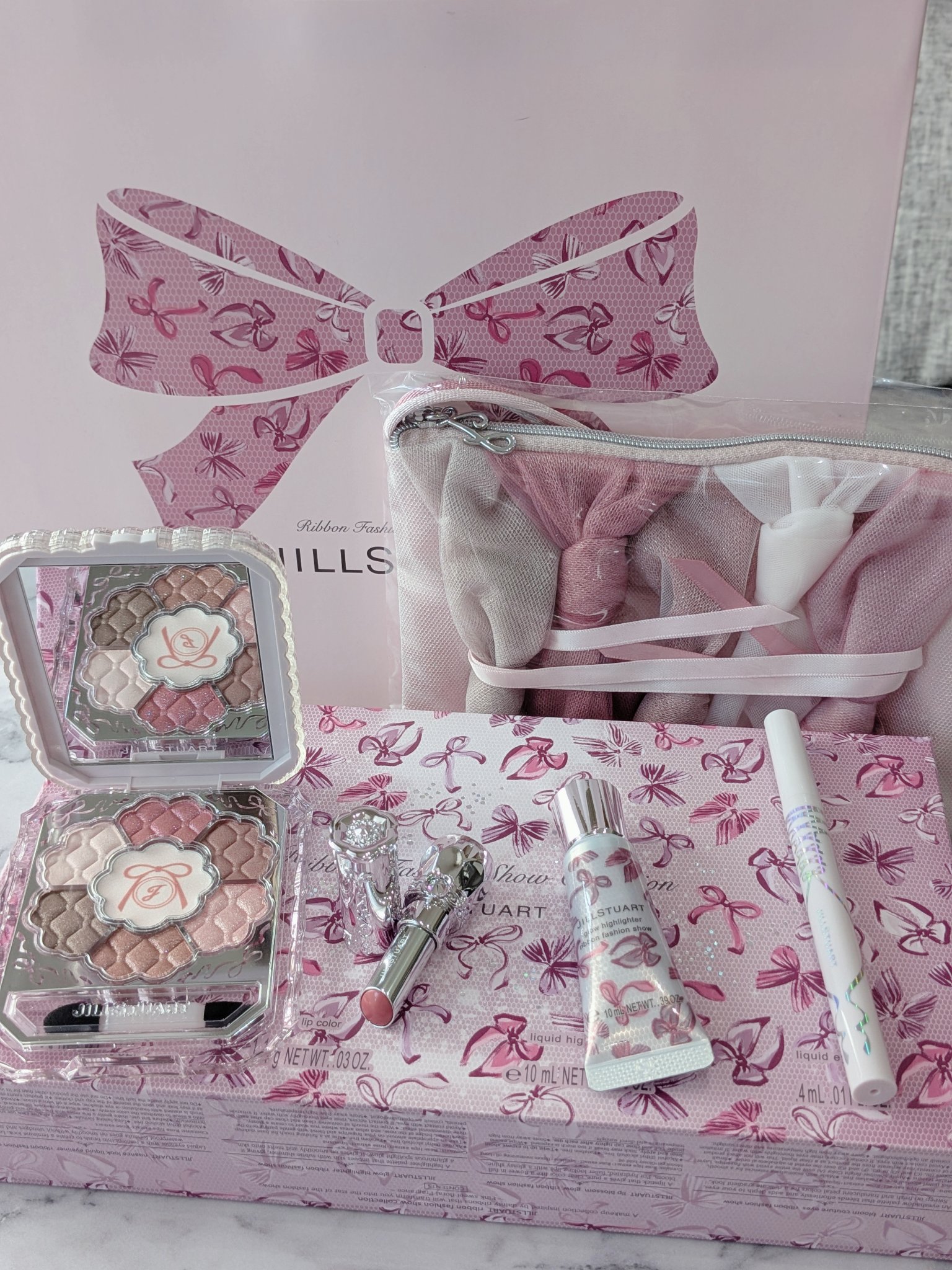 ◯JILL STUART
ジルスチュアート
リボンファッションショー コレクション

可愛いたくさんのリボンにテンションがあがり
パッケージを見てるだけで癒されました🎀

【セット内容】
①ブルームクチュール　アイズ　(現品相当)
多彩な