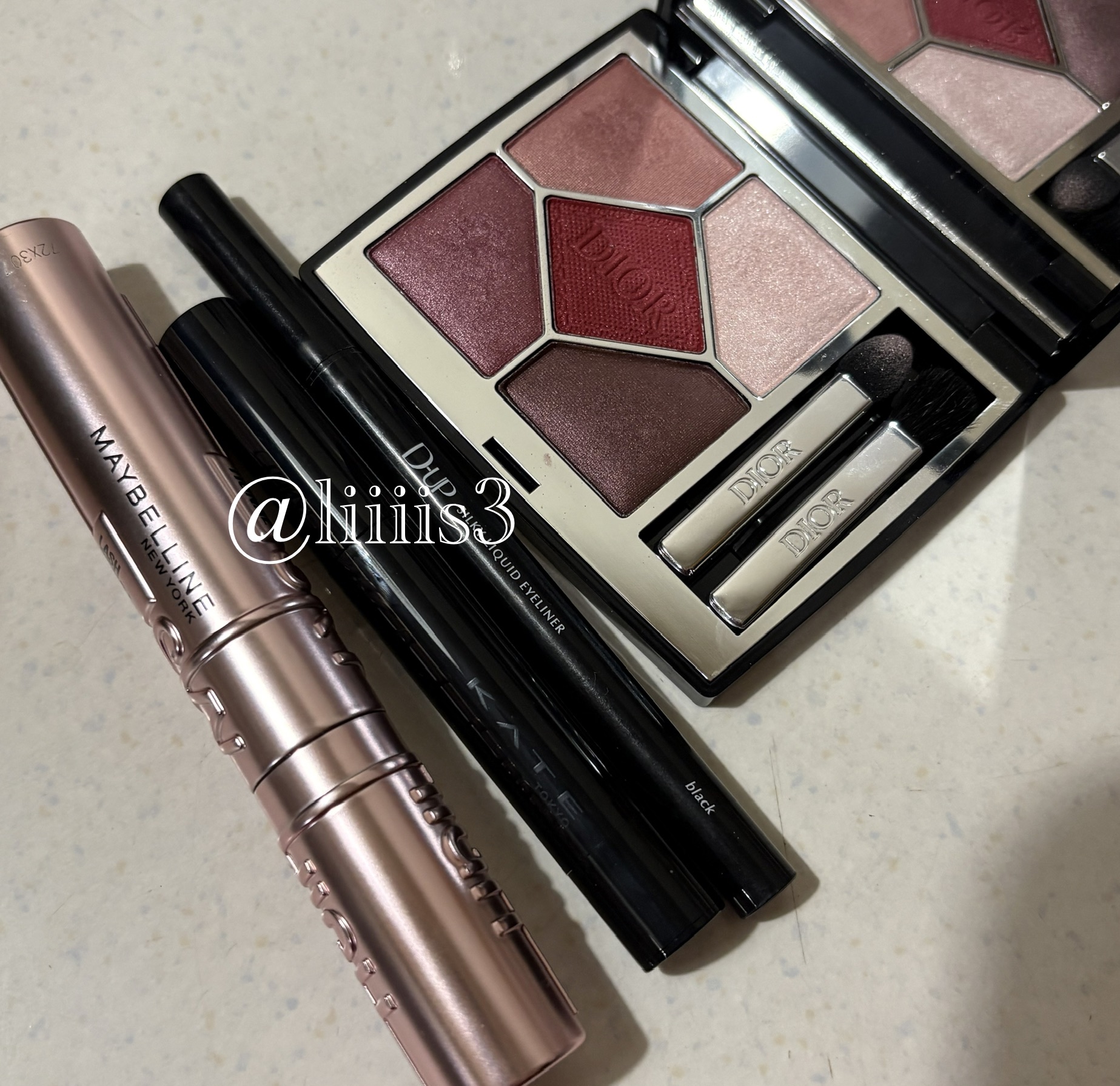 ＼今日のメイク／

✔️Dior
ディオールショウ サンク クルール 879 ルージュ トラファルガー

✔️D-UP
シルキーリキッドアイライナーWP BK 漆黒ブラック

✔️KATE
リップモンスター ツヤバース EX-2 悪魔の快楽