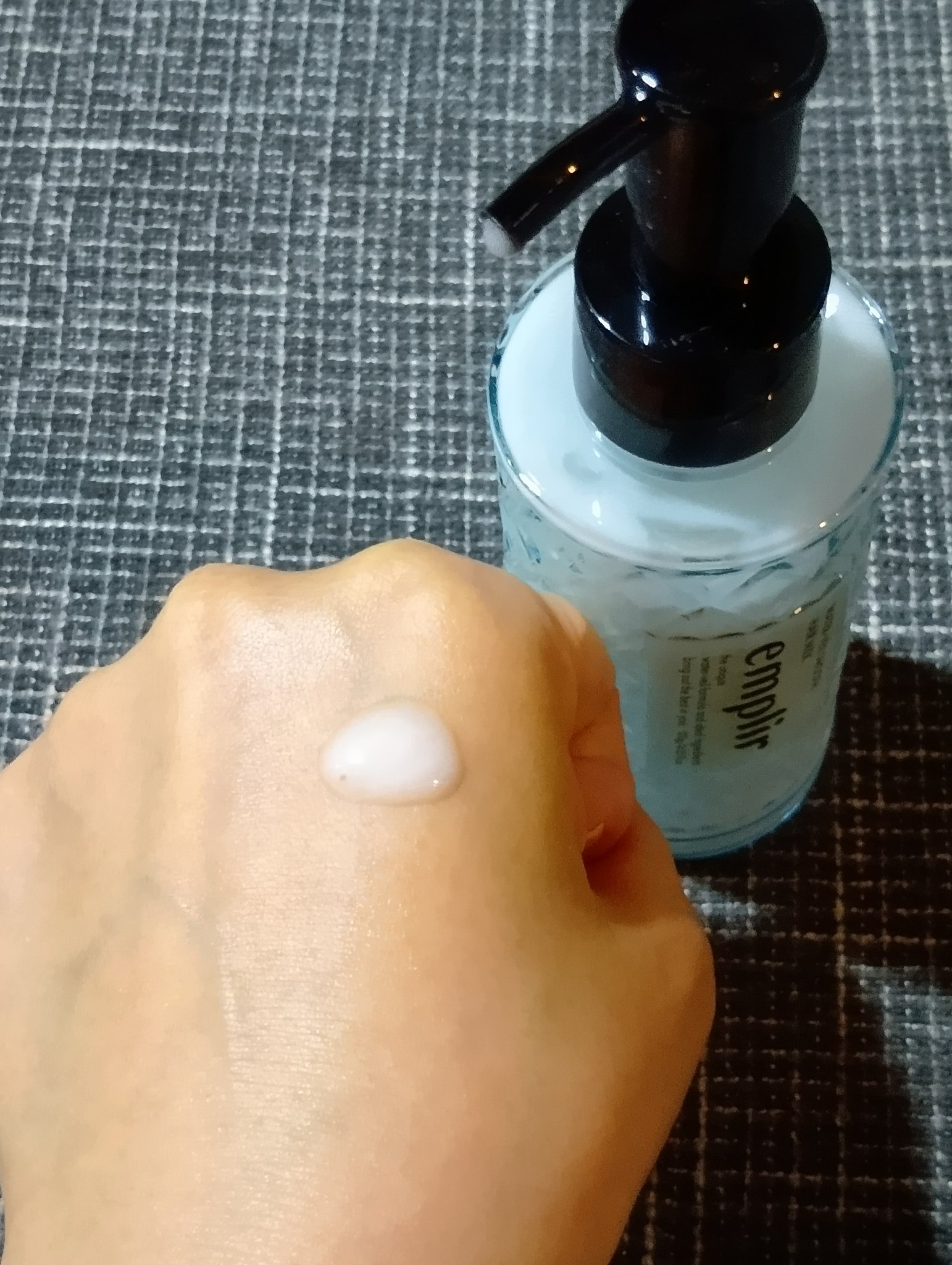 emplir ウォーターベール スムース ヘアミルクのクチコミ「ややゆるめなミルキーテクスチャー。

洗いあがり後の湿った髪にすっとなじませやすい。
.....」（2枚目）