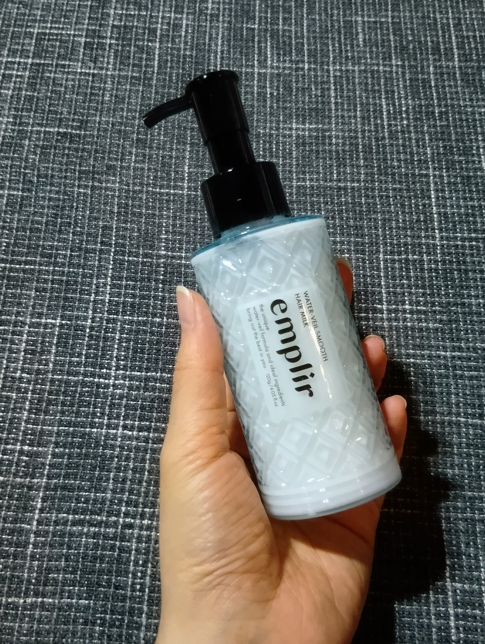 emplir ウォーターベール スムース ヘアミルクのクチコミ「ややゆるめなミルキーテクスチャー。

洗いあがり後の湿った髪にすっとなじませやすい。
.....」（1枚目）