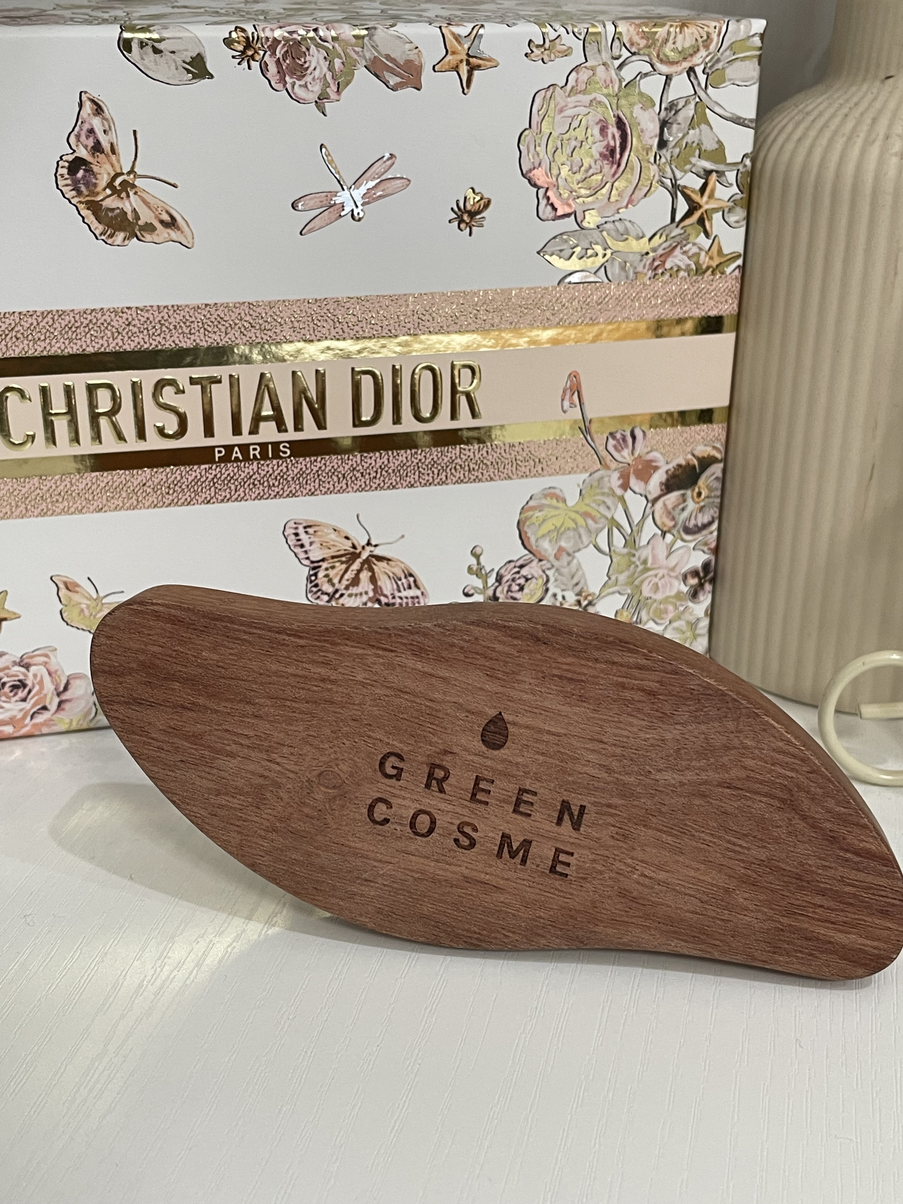       ˚  ✩∗*ﾟ⋆｡˚✩☪︎⋆｡˚✩˚✩∗*ﾟ⋆｡˚✩⋆｡˚✩

GREENCOSME さんの、木製カッサ✧︎*。
手に握りやすい形状なので、とても使い易いです！
ダイエッターのインフルエンサーさんの愛用品として、紹介されていて、