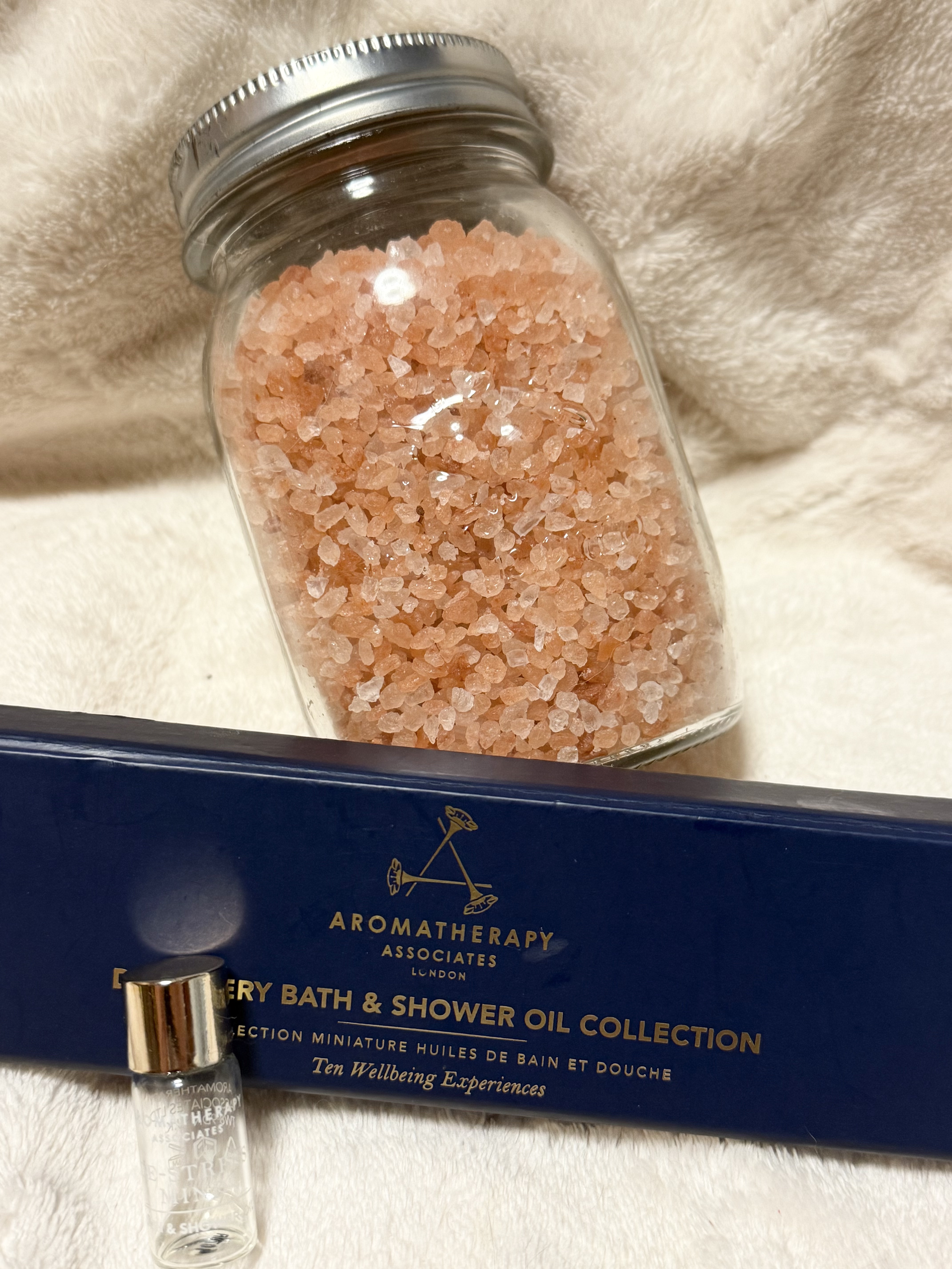 アロマセラピーアソシエイツ ミニチュア バスオイルコレクション Nのクチコミ「🛁贅沢バスタイム🛁


1人でゆっくり贅沢お風呂のお供は、ピンクソルトとアロマセラピーアソシエ.....」（1枚目）