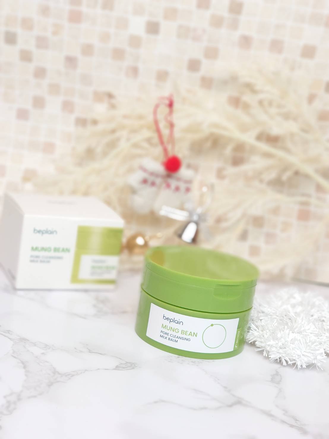 beplain
緑豆毛穴クレンジングミルクバーム



＼新感覚のクレンジングでするん落ち／



お肌に優しい自然由来の緑豆を使用し、緑豆に含まれるサポニンやアミノ酸系成分が、皮脂や老廃物の除去に役立ち、ブラックヘッドからウォータープルー