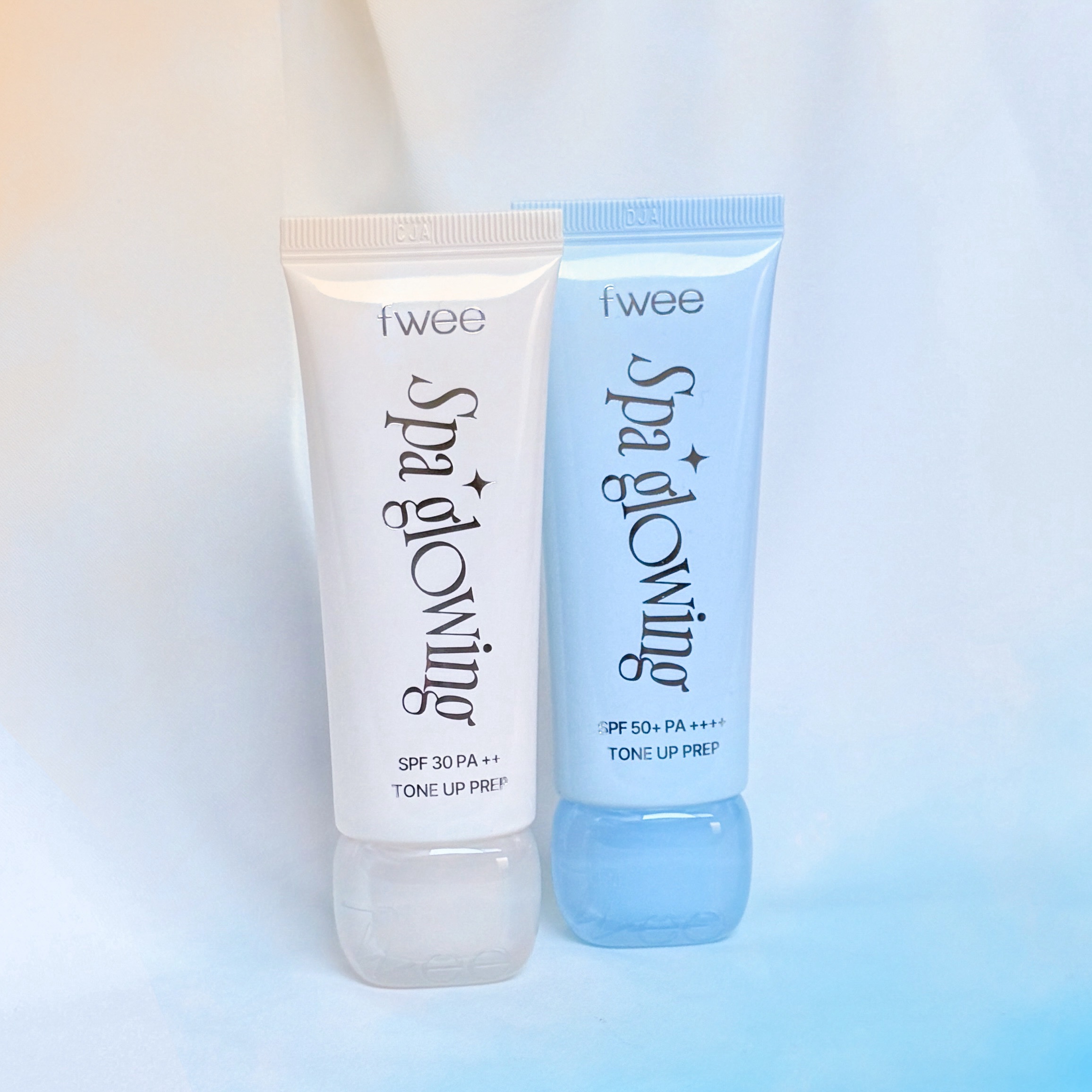 【PR】fwee 

‧₊˚  超話題のあの下地  ˚₊‧

💛01グロウ
🩵02リッチグロウ

どっちも好きだけど、私は01推し💛
写真は全部ノーマルカメラ無加工なんだけど
ツヤ感すごくない！？？


01は特にこれ単体でも綺麗にな