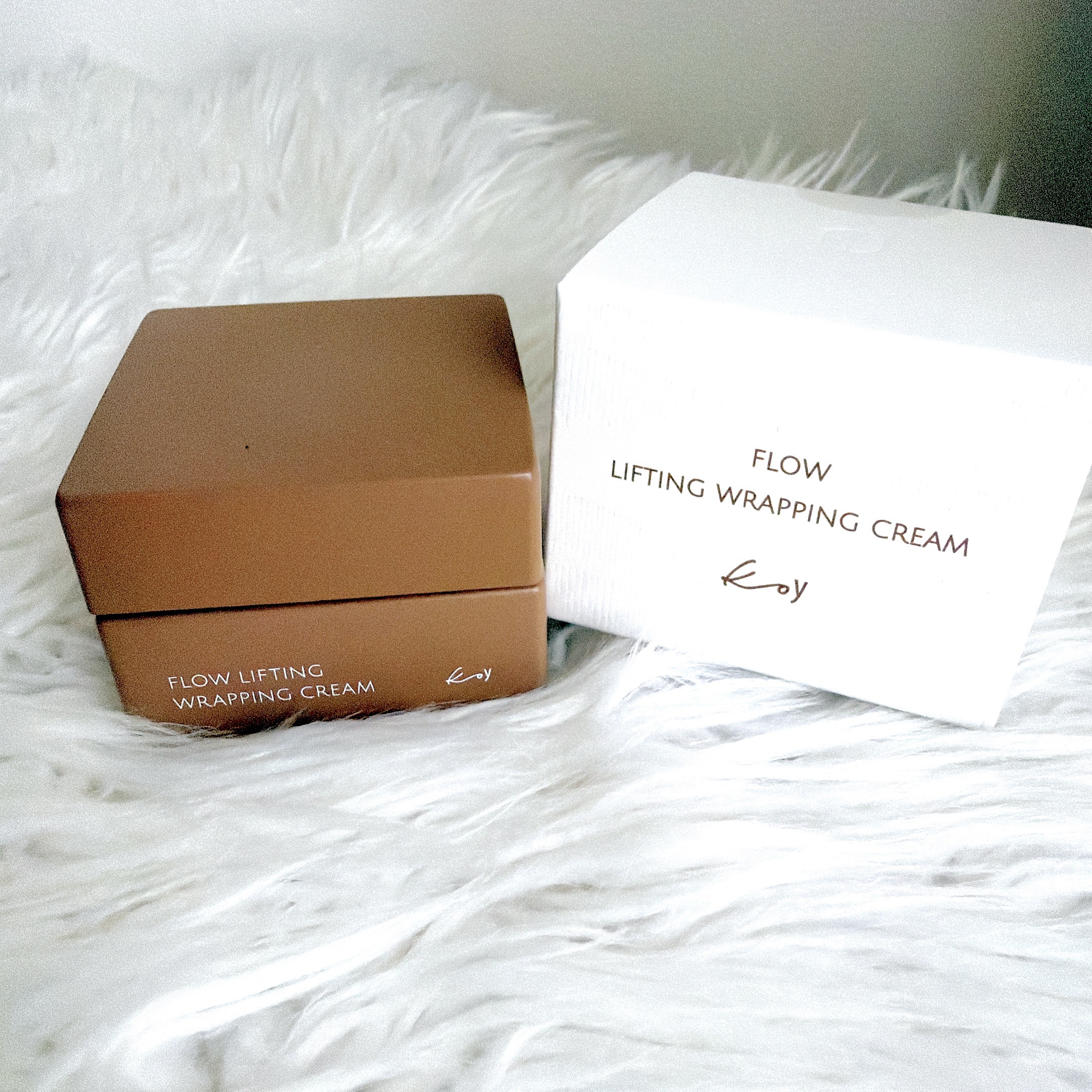 【koy ラッピングクリーム｜リアルに使ってみました】

韓国で“女優クリーム”として話題になっていた
koy ラッピングクリーム を使ってみたので、
使用感など詳しくレビューします🧡

今回使ったのは、
韓国の国民的女優 コ・ヒョンジョ