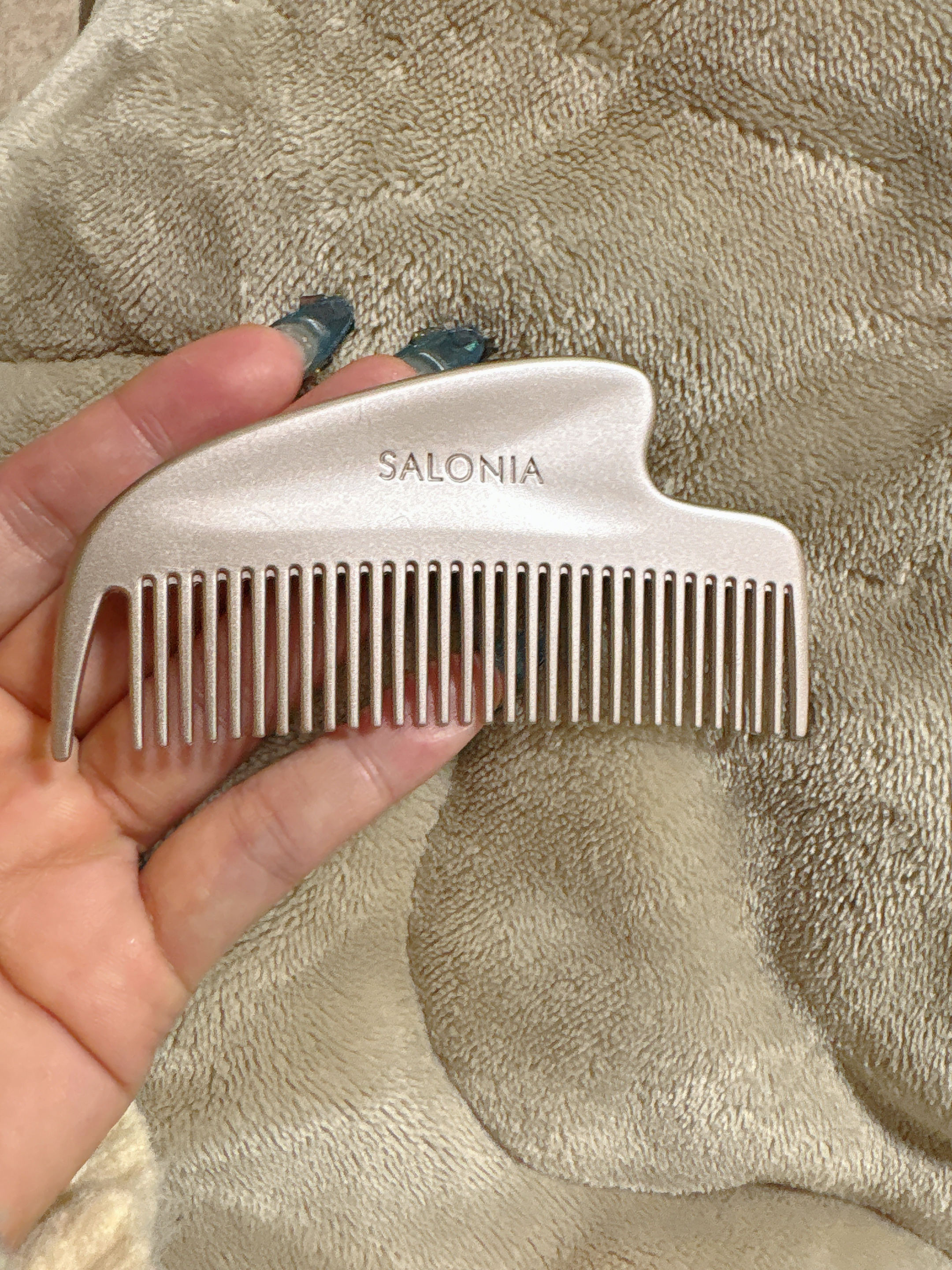 SALONIA サロニア　グロッシーケア メタルカッサコームのクチコミ「びっくり！なんでとかすだけで、こんなにサラサラに髪質変わるの？？！
教えてほしい〜

コームは.....」（1枚目）