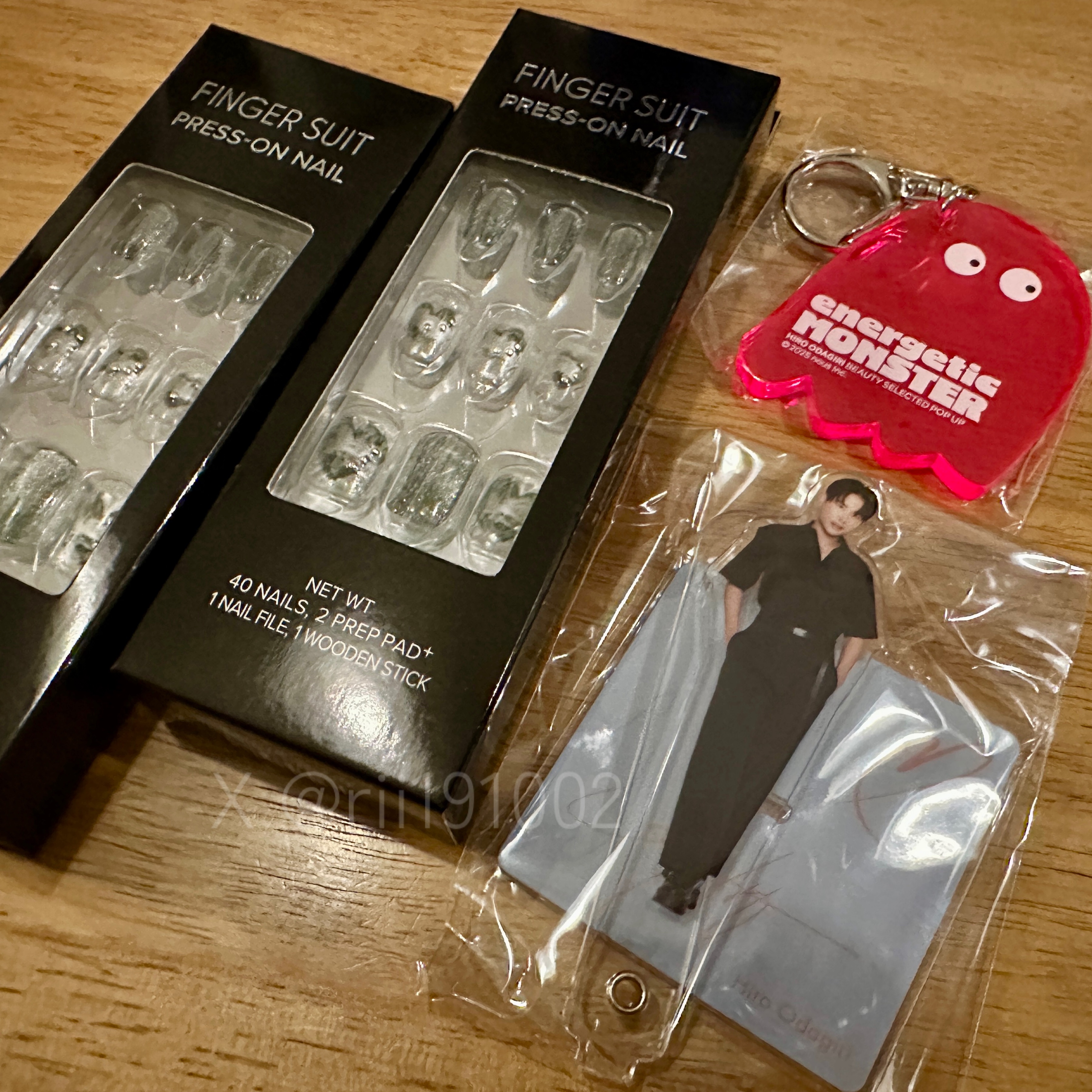 ヒロ様ポップアップで購入したキーホルダーとアクスタ✨

先日購入したfinger suitはEternal Loveっていうデザインで週末のお出かけに早速つけたよ💓

全然外れなさそうな感じだったけど、うちで一緒に暮らしてる🐭さん撫で撫