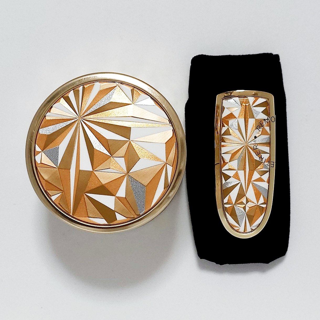 ＃GUERLAIN　＃ゲラン

メテオリット ビーユ ミッドナイト グロウ（限定色）　￥10,340
ルージュ ジェ ケース ステラー（限定色） ステラー　￥5,060


【限定色】
星の輝きで肌を包む限定「メテオリット ビーユ」
夜空に