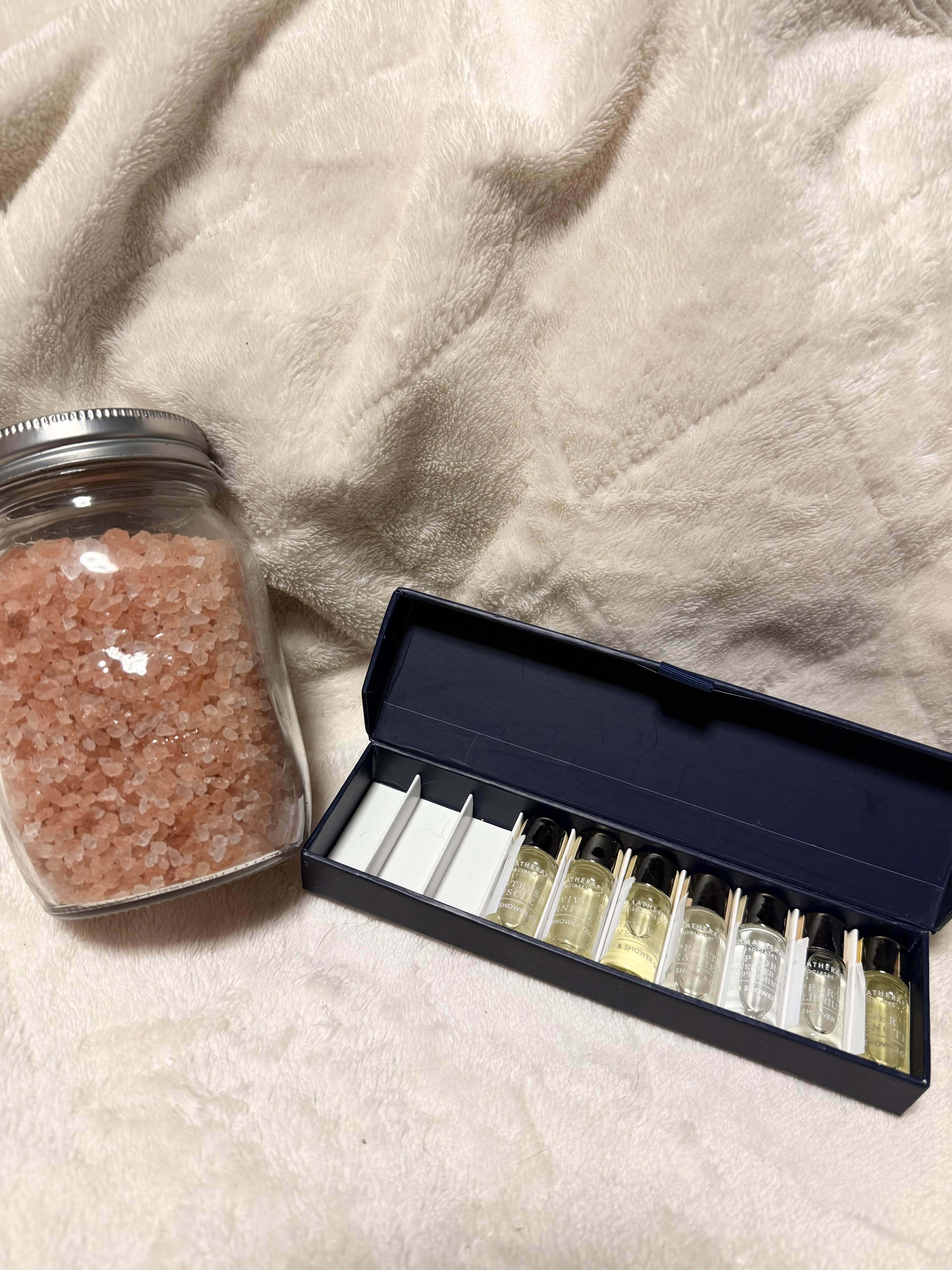 アロマセラピーアソシエイツ ミニチュア バスオイルコレクション Nのクチコミ「🛁贅沢バスタイム🛁


1人でゆっくり贅沢お風呂のお供は、ピンクソルトとアロマセラピーアソシエ.....」（2枚目）