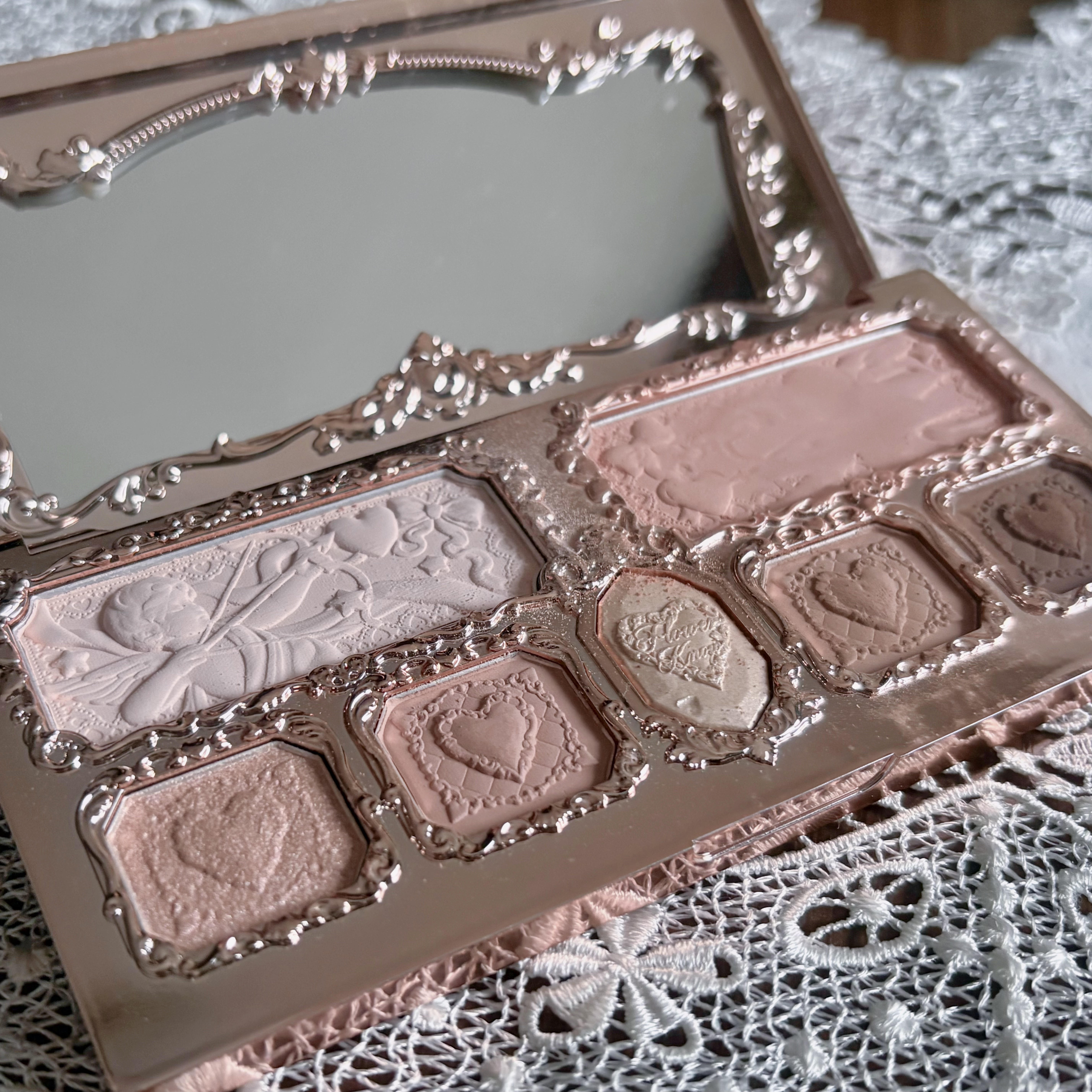 ストロベリーキューピッドコレクション メイクアップパレット/FlowerKnows/アイシャドウパレットを使ったクチコミ（2枚目）