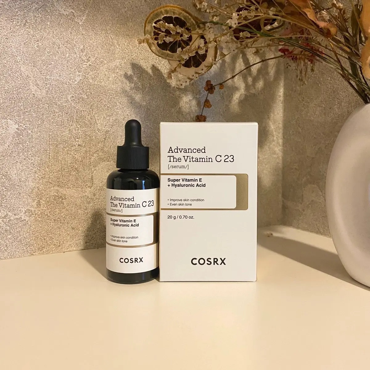 COSRXの大人気ベストセラー
ビタミンC23セラムがリニューアル 🍋✨

ピュアビタミンCの独特な香りが排除され
様々な肌質の方も
心地よく使いやすいかなと感じました🙂‍↕️♡

開封後は新鮮な状態を保つために
冷蔵庫で保管し
2ヶ月