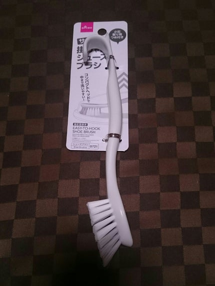 真那💜元美容部員 on LIPS 「❇DAISO❇❇サッと掛けやすいシューズブラシ❇ダイソー購入品..」(1枚目)
