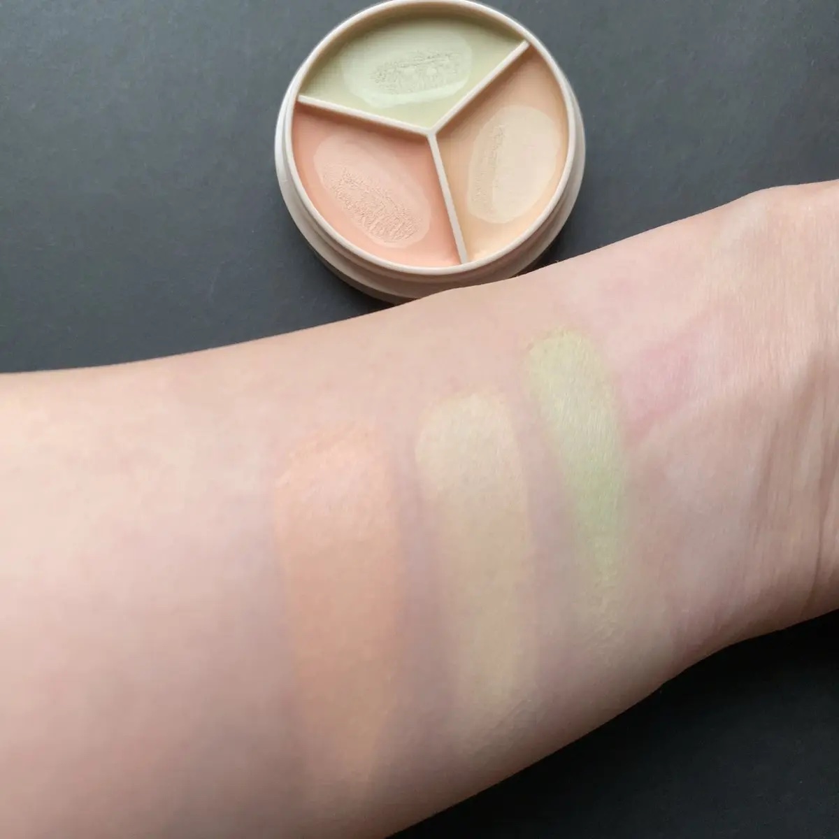 カバーパーフェクション トリプル ポット コンシーラー/the SAEM/パレットコンシーラーを使ったクチコミ（3枚目）