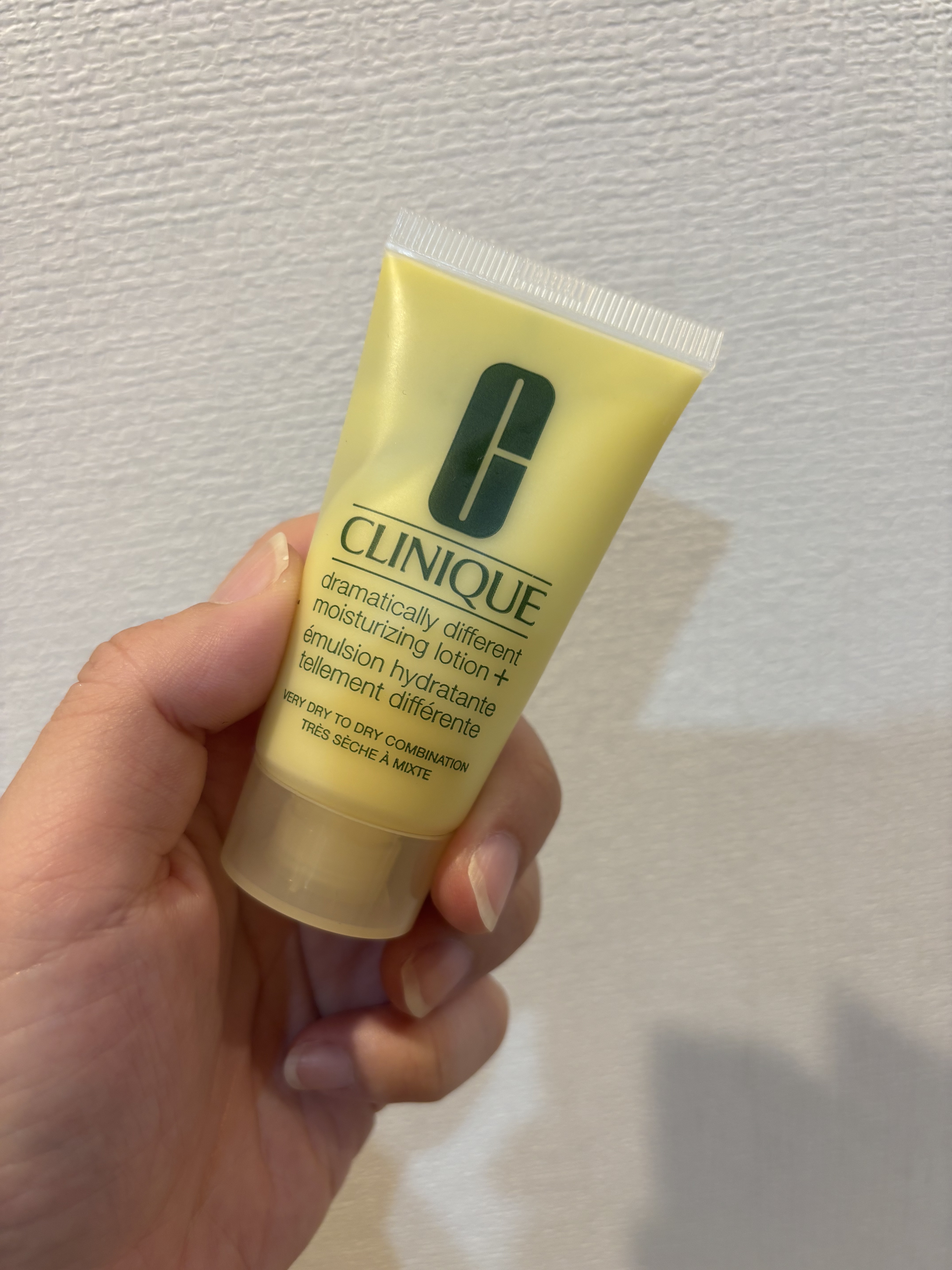 前にクリニークで化粧水を買ったときについてきたミニサイズの乳液✨
ちょうど家の乳液が切れてて、めちゃくちゃタイミング良かった…！ラッキー✌️

ずっと人気の「ドラマティカリー ディファレント モイスチャライジング ローション」。
軽いのにち