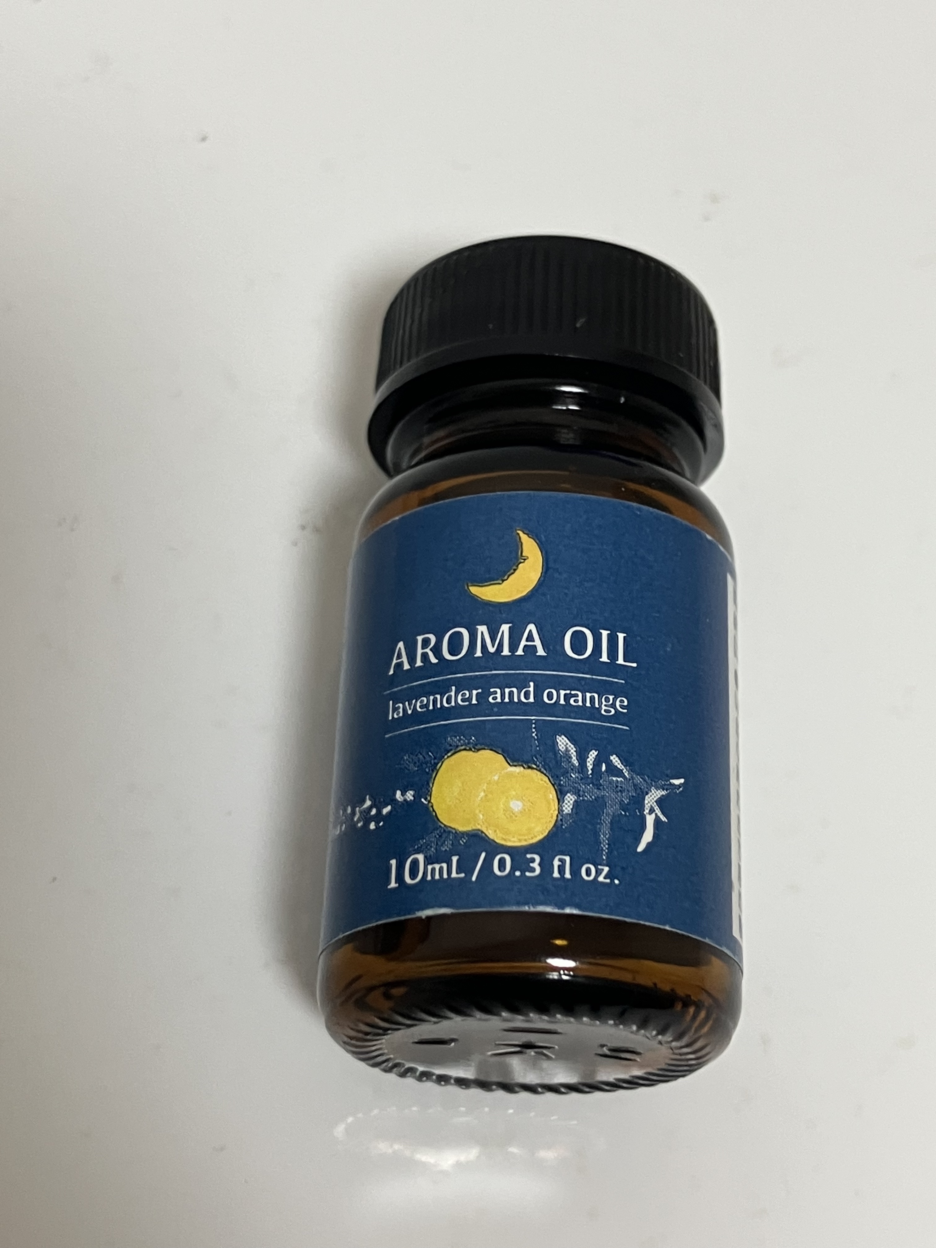 リラックスしたい時のアロマはこれ♡*゜

ダイソーに売ってたアロマでオレンジとラベンダーの香りで本当にいい匂いなの🧡😭

スプレーボトルに水入れて2滴ぐらい入れてベットとか枕の端に振りかけるとリラックスできてすぐ眠れちゃうの‪𝜗𝜚꙳