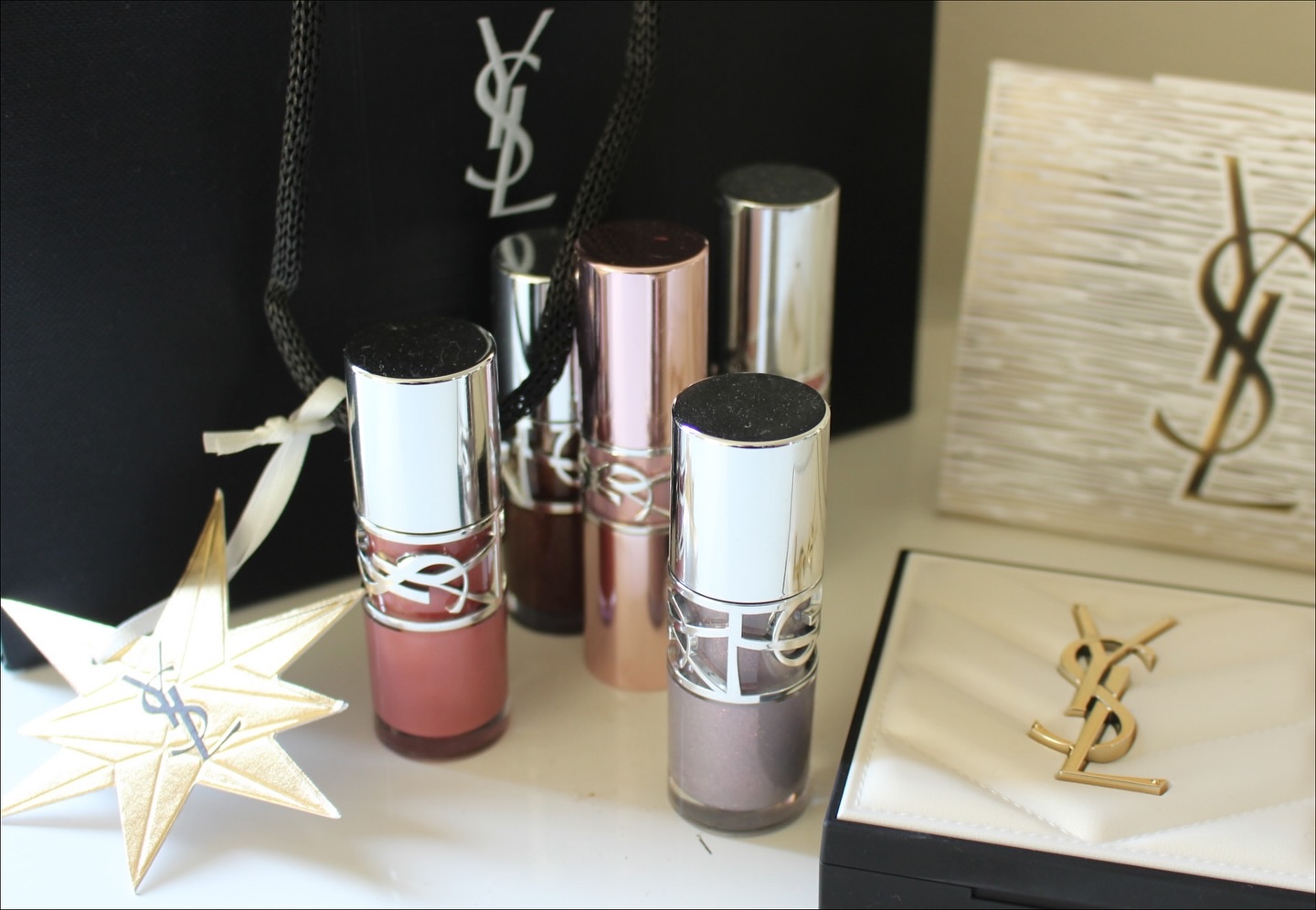 YSLのリップは自分へのプレゼントにも良い✨

迷ったらラブシャイングロスプランパーの
1サンダースティーラー贈れば間違い無し🙂‍↕️
（4枚目）

カッコいいのが好きなら
ラブシャイングロスプランパーの
6 エスプレッソスターダストがお