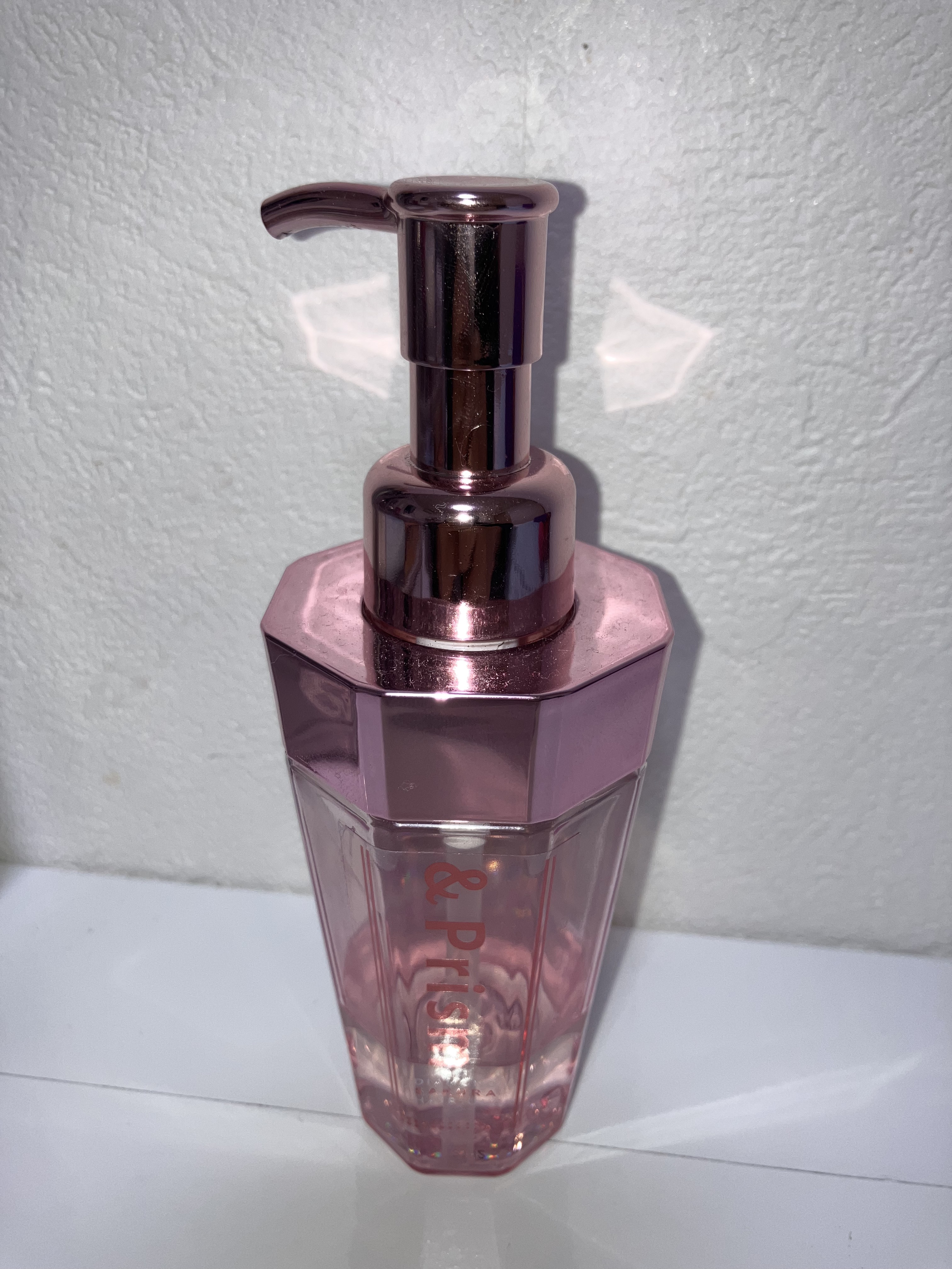 アイロンの前に使ってるヘアオイル✩.*˚

とにかくいい匂いで友達に毎回褒められる‪♪

もう半分以上使ってる😅💗
リピありヘアオイル!!

成分もいいの沢山入ってて嬉しい‪𝜗𝜚꙳.*‬

#&Prism
#ヘアオイル
#ヘアケア
