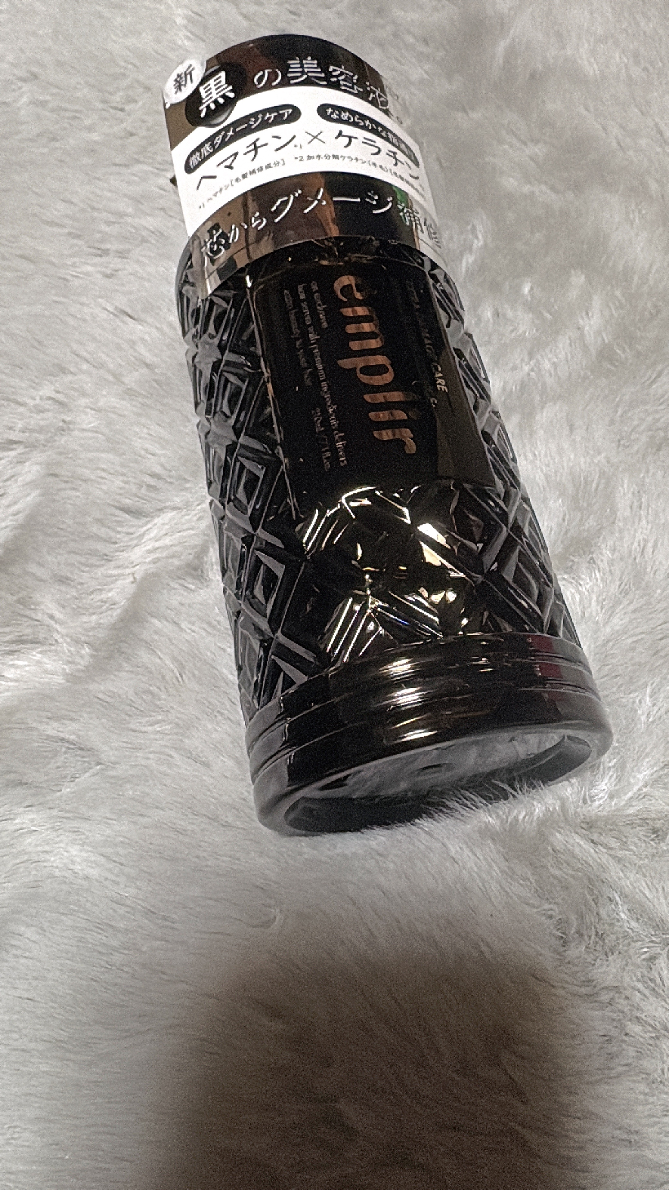 ヘマチン✖️ケラチンで
芯からダメージ補修をしてくれます！
使い方は
トリートメント前になじませるだけ！
黒いさらっとしたテクスチャーでよくなじみました！
洗い流して乾かすとしっとりした仕上がりになりよかったです！
使い続けて美しい髪を目指