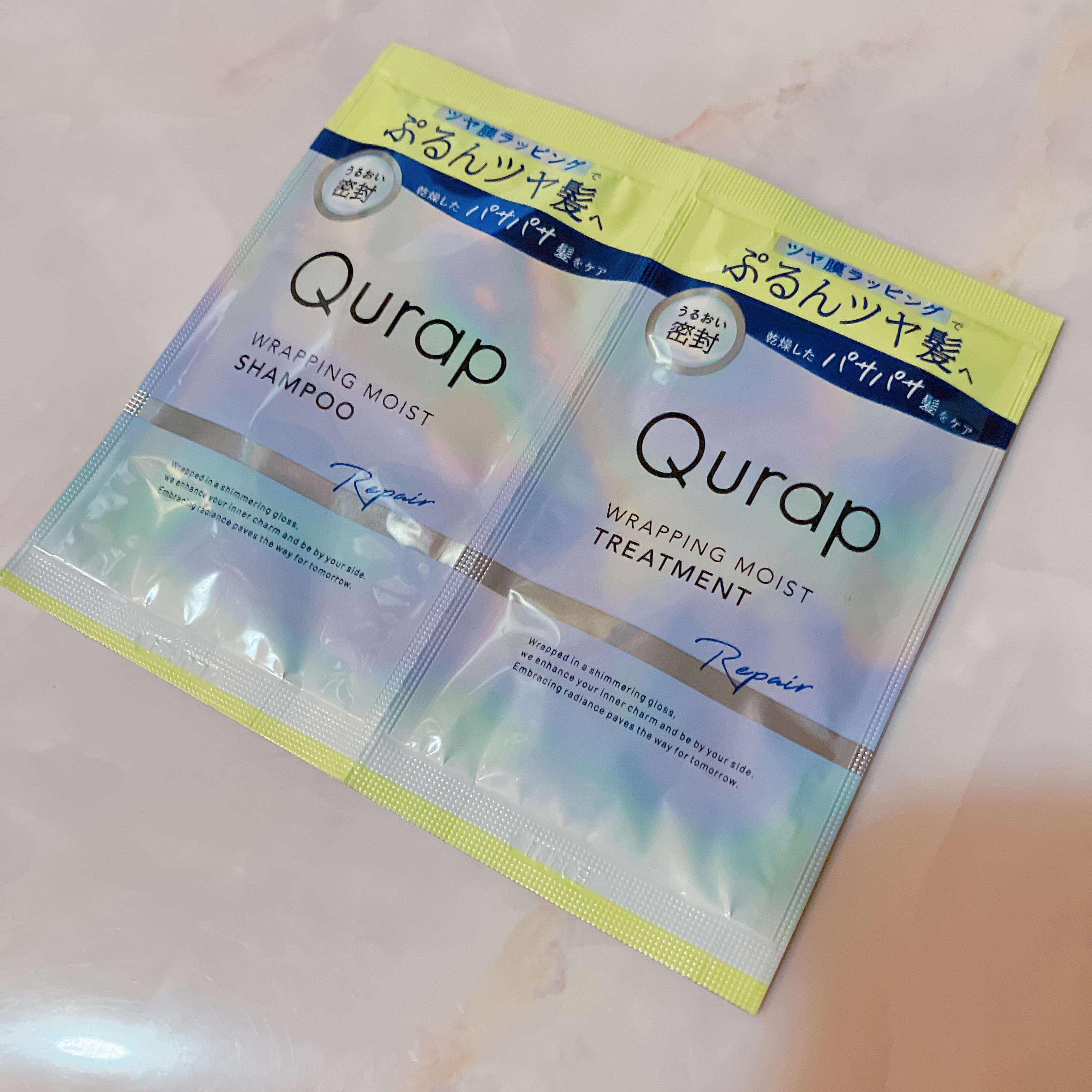 サンプル使用です。
泡立ちが良いシャンプーでキシキシとした感じもなく、トリートメントはまとまりが出るような印象で、指通りの良さも感じました。パサつきケアやダメージケアに適したシャンプーとトリートメントだと思います。フルーティブルームの香りも