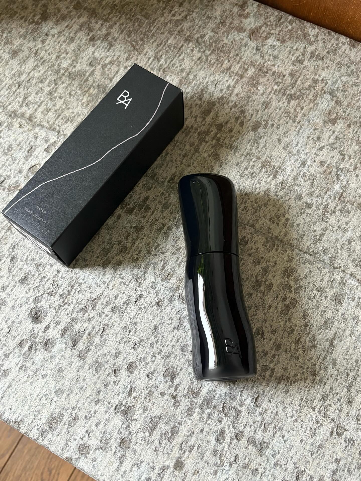 B.A ホリデイキット 2025 ミルク 7 本品セット（オンライン限定）

気になってたBAミルク7、サンプル使用で肌の柔らかさ、香りともに感動したので購入しました😌✨内側からの発光感で美肌に見えます！ウッディかつエレガントな香りが本当