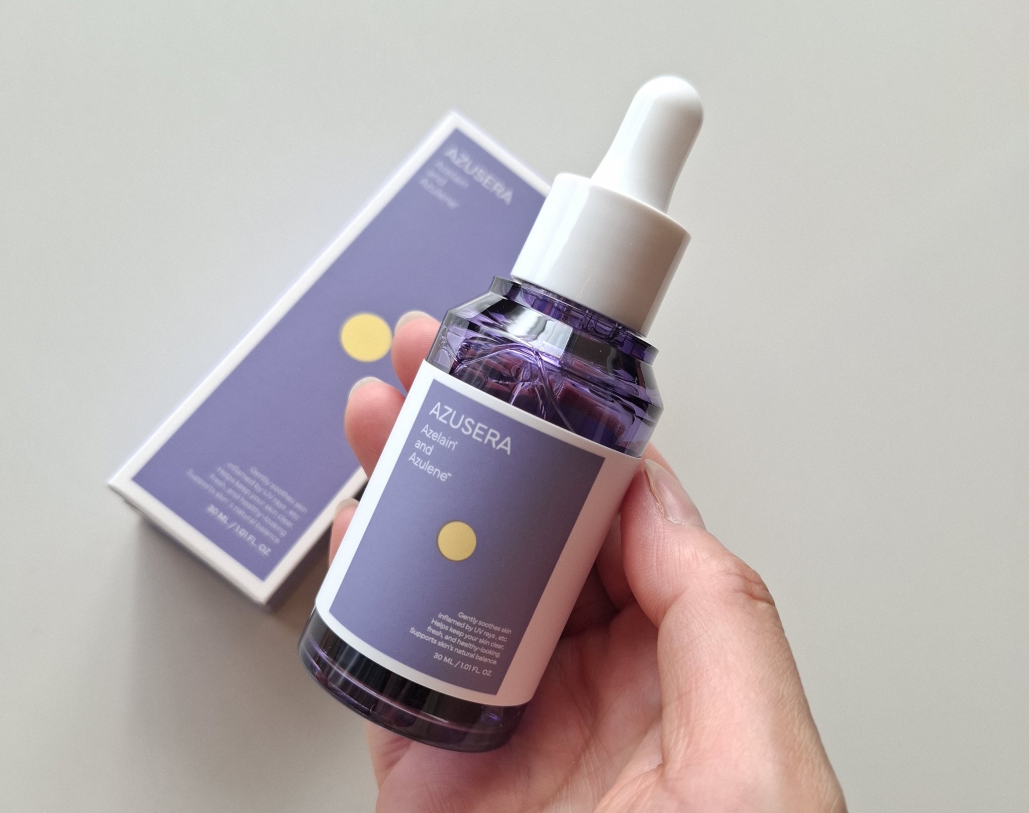 アズセラ様よりいただきました

青カラーの成分アズレン*1とアゼライン酸が配合されていて、肌荒れ対策によさそうな美容液♪

【AZUSERA 美容液】

さらには、ナイアシンアミド（整肌成分）や
ヒトガタセラミド３種*2（保湿成分）、
CI