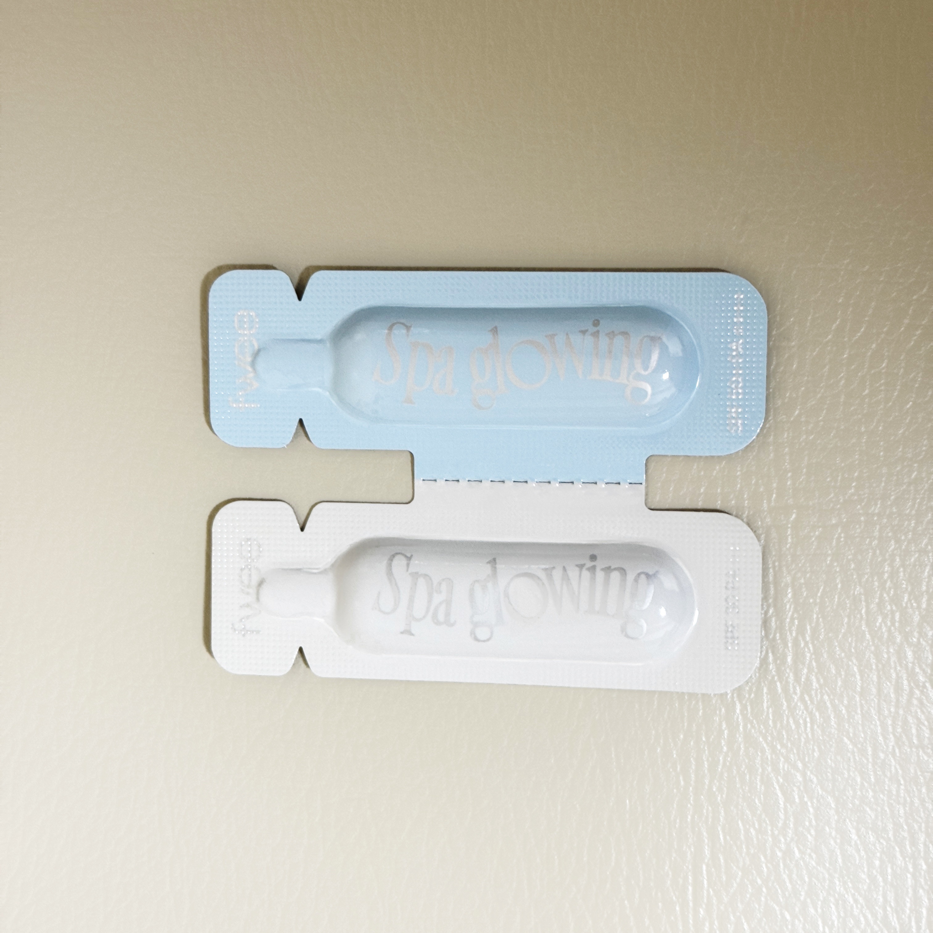 fwee
スパグロウUVトーンアップベース
　01　グロウ（混合肌用）　SPF30 PA＋＋
　02　リッチグロウ（乾燥肌用）　SPF50 PA＋＋＋


どちらもフローラル様の香りがするのと、カラー的にどちらもピンク味のある肌色ですが、0