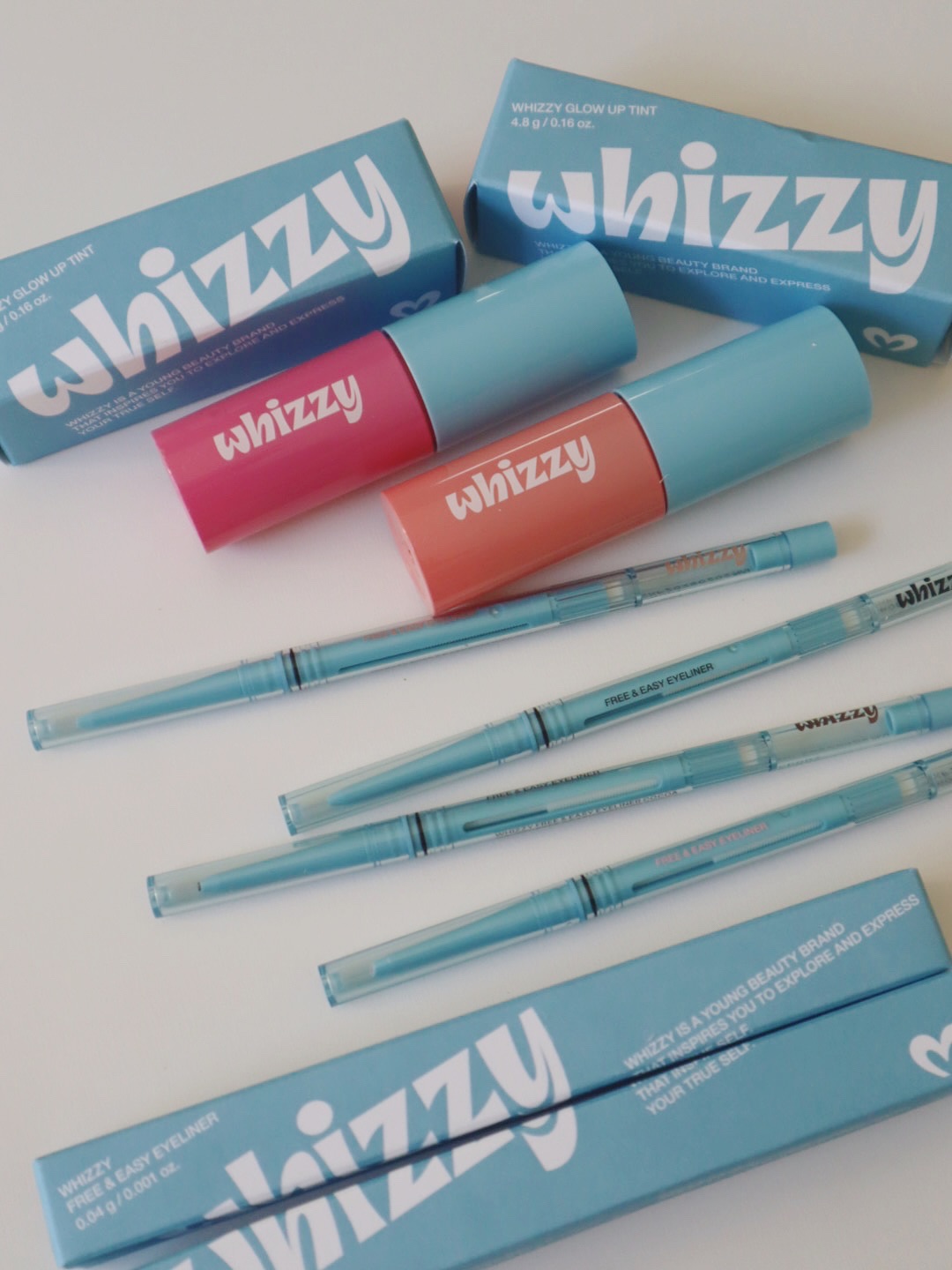 10月に日本上陸して
ドンキにてローンチしたwhizzy（ウィッチー）🤎

ゼリーのようなツヤと、
可愛すぎるカラーのグロウアップティント💄
重ねてもムラになりにくいよ◎

アイライナーは1-2mmの細芯＆なめらかで描きやすい！
水・擦