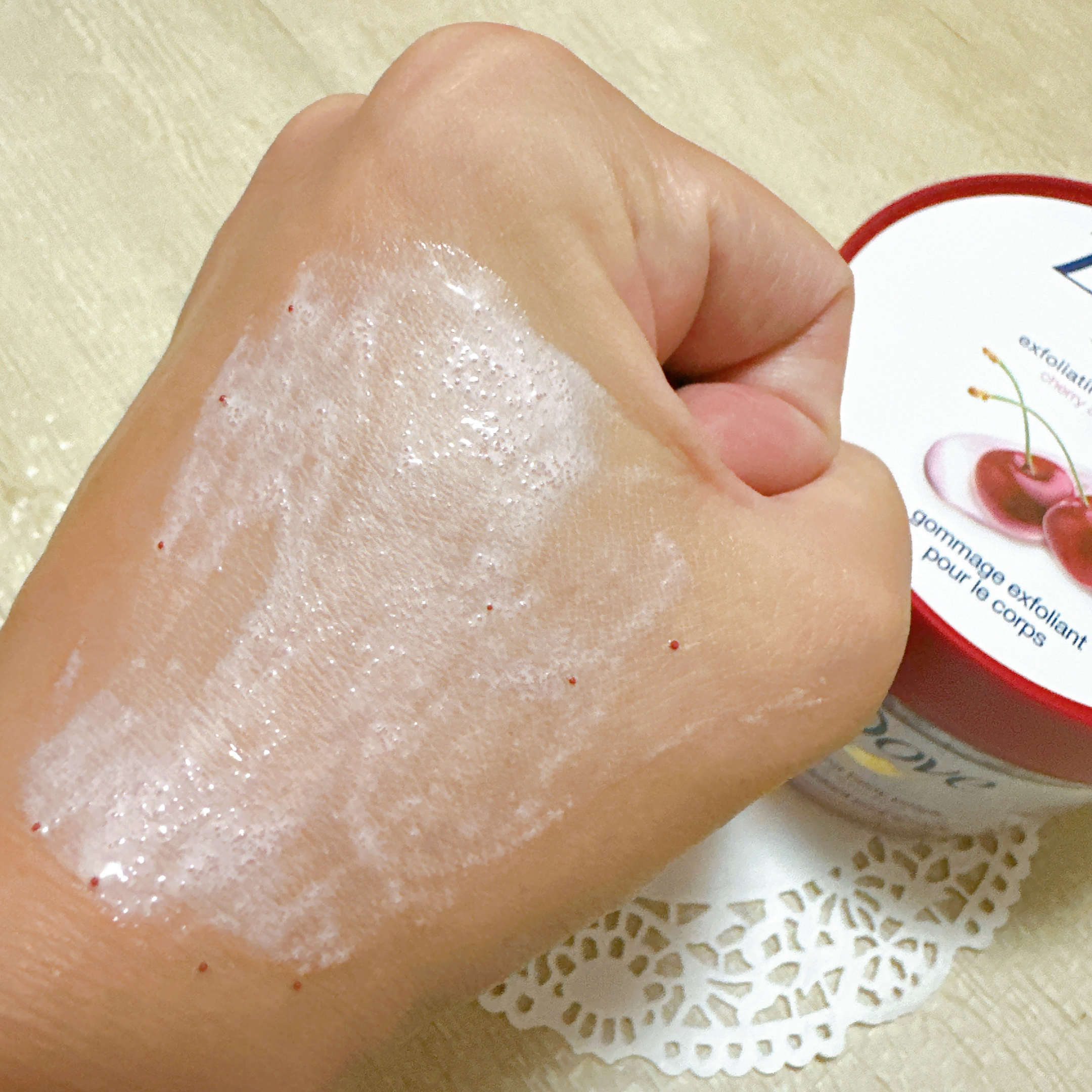 ダヴ ふわとろ　クリーミースクラブ チェリー＆アプリコットミルク/ダヴ/ボディスクラブを使ったクチコミ（2枚目）