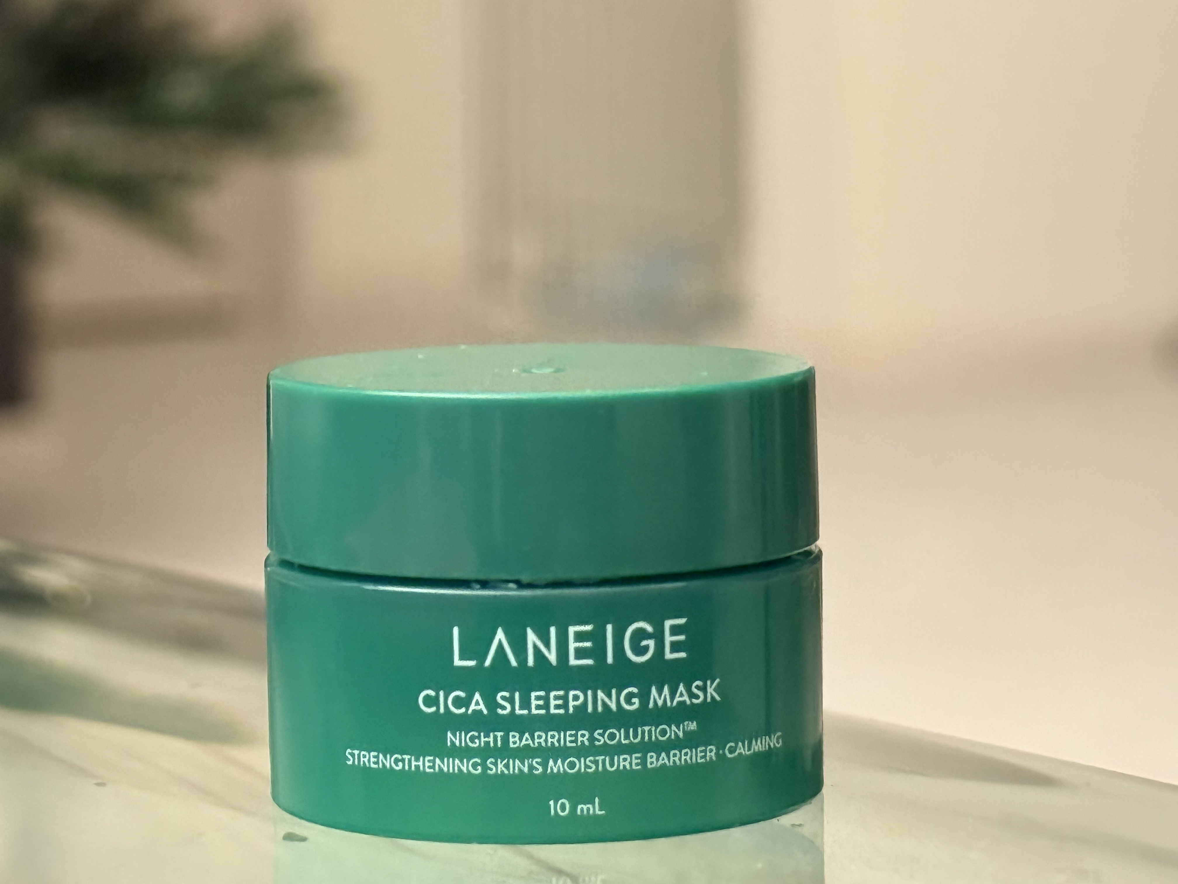 ラネージュのスリーピングマスク　シカスリーピングマスクを使ってみました。

これはウォータースリーピングマスクを買った時におまけでついてきたもの。

ウォータースリーピングマスクはジェルタイプの水分たっぷりなプルッとした感じマスクだけど　シ