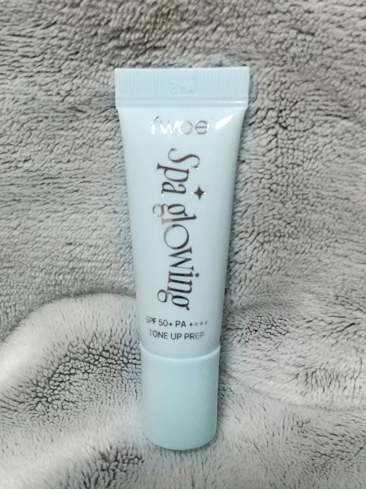 【使った商品】 fwee スパグロウUVトーンアップベース
【崩れにくさ】Tゾーン崩れやすいかも
【カバー力】トーンアップ
【ツヤorマット】ツヤ
【良いところ】みずみずしい
【イマイチなところ】カバー力はあまりない
【使い方】塗る

✼•