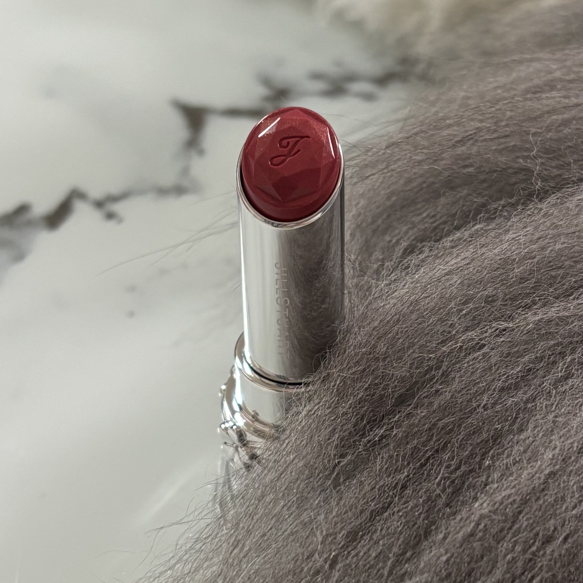 ジルスチュアート　リップブロッサム グロウ 19 anemone dazzle/JILL STUART/口紅を使ったクチコミ（2枚目）