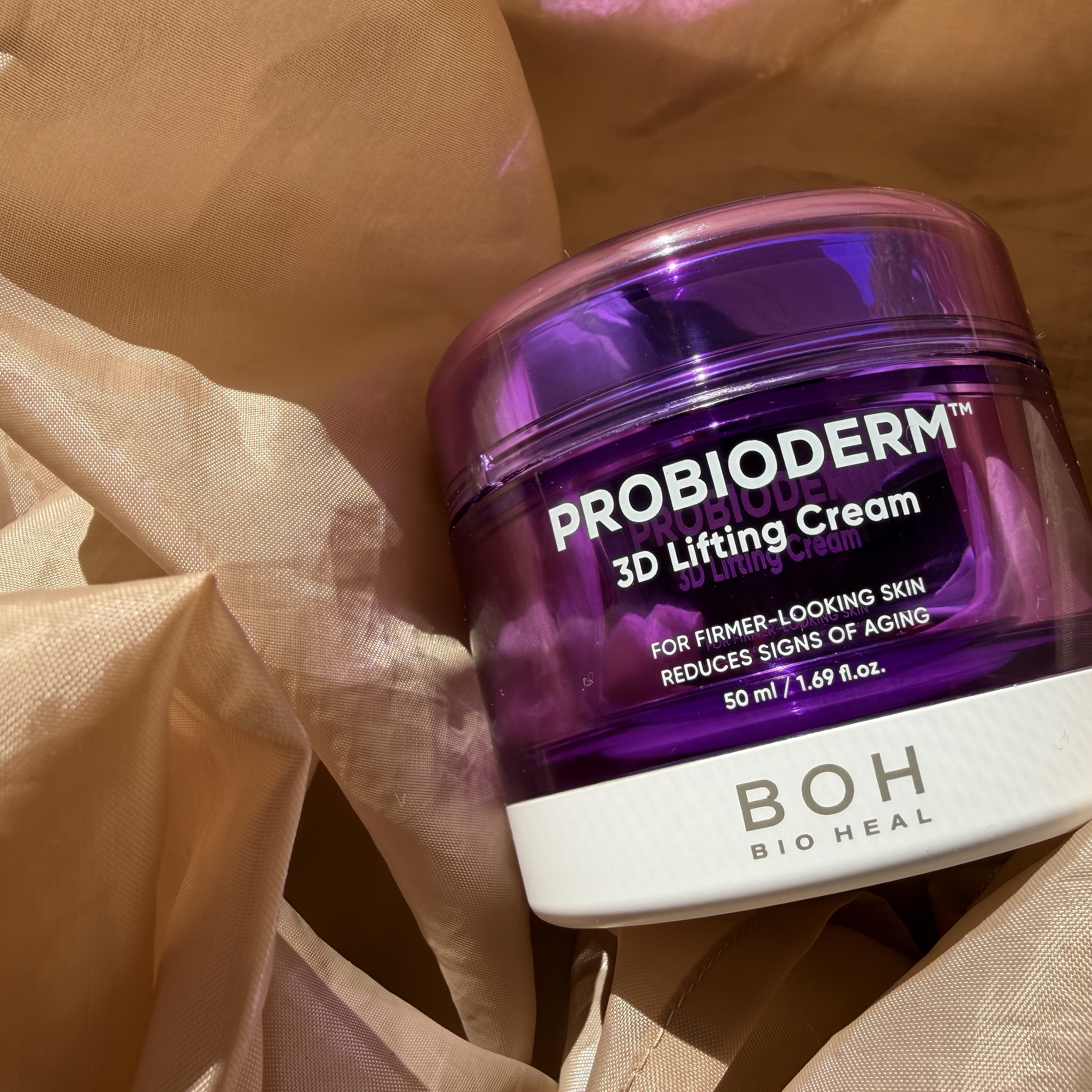 BIOHEAL BOH
バイオヒールボ プロバイオダーム 3Dリフティングクリーム

ずーっと話題になってるな、と思ってポチってたクリーム。
寒くなりはじめた季節の変わり目にスタメン入りさせてみました！

こっくりクリームなんだけど、伸びが