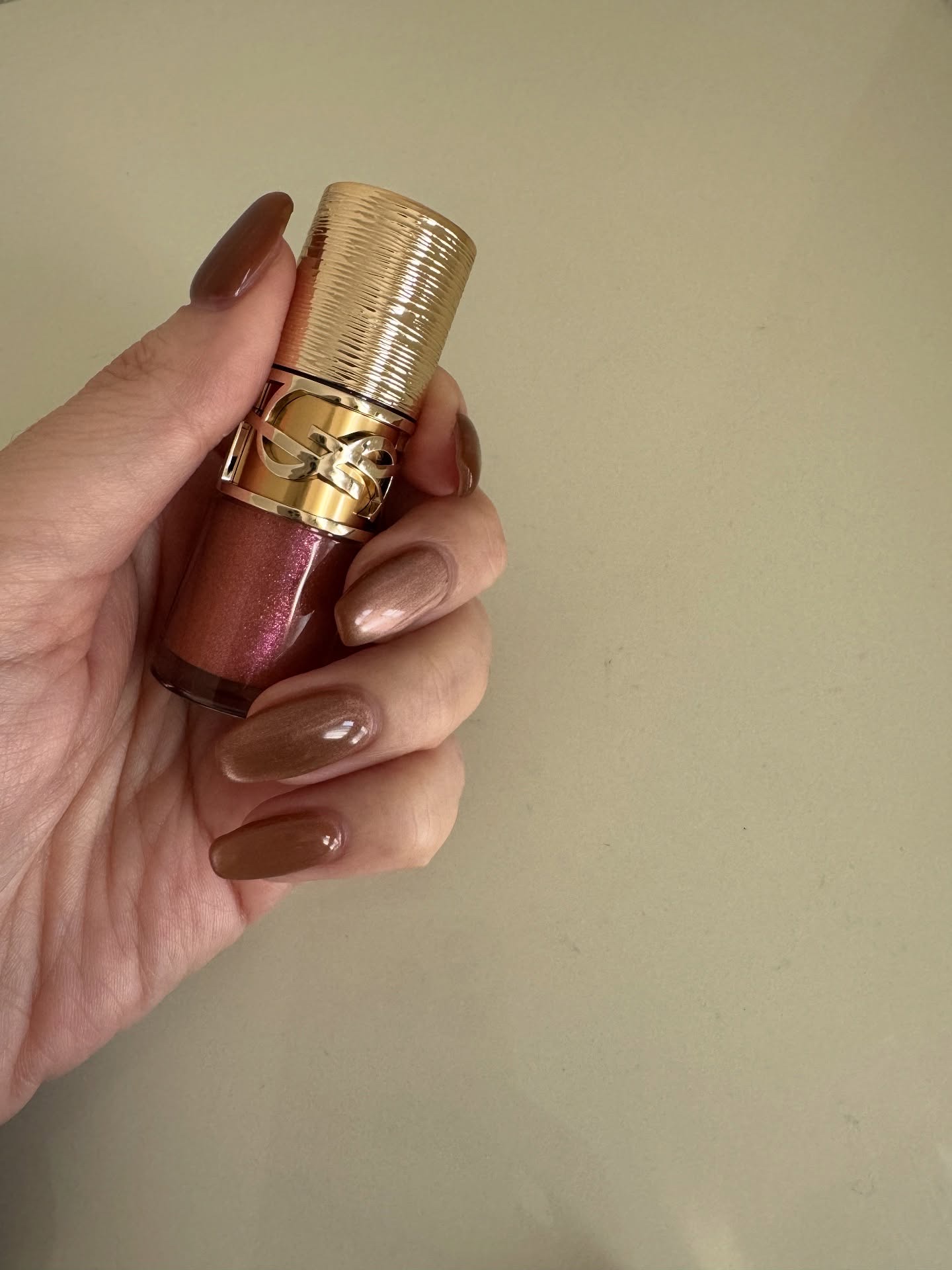 .
いつも見ていただいてありがとうございます🧸
誕プレを随時募集中な𝒴𝒶𝒾◡̈♥︎​​です🍃 笑
#yの推しコスメ　

実はこちらのカラーもお迎えしていました
イヴ・サンローランのノエルコレクション2025

@yslbeauty