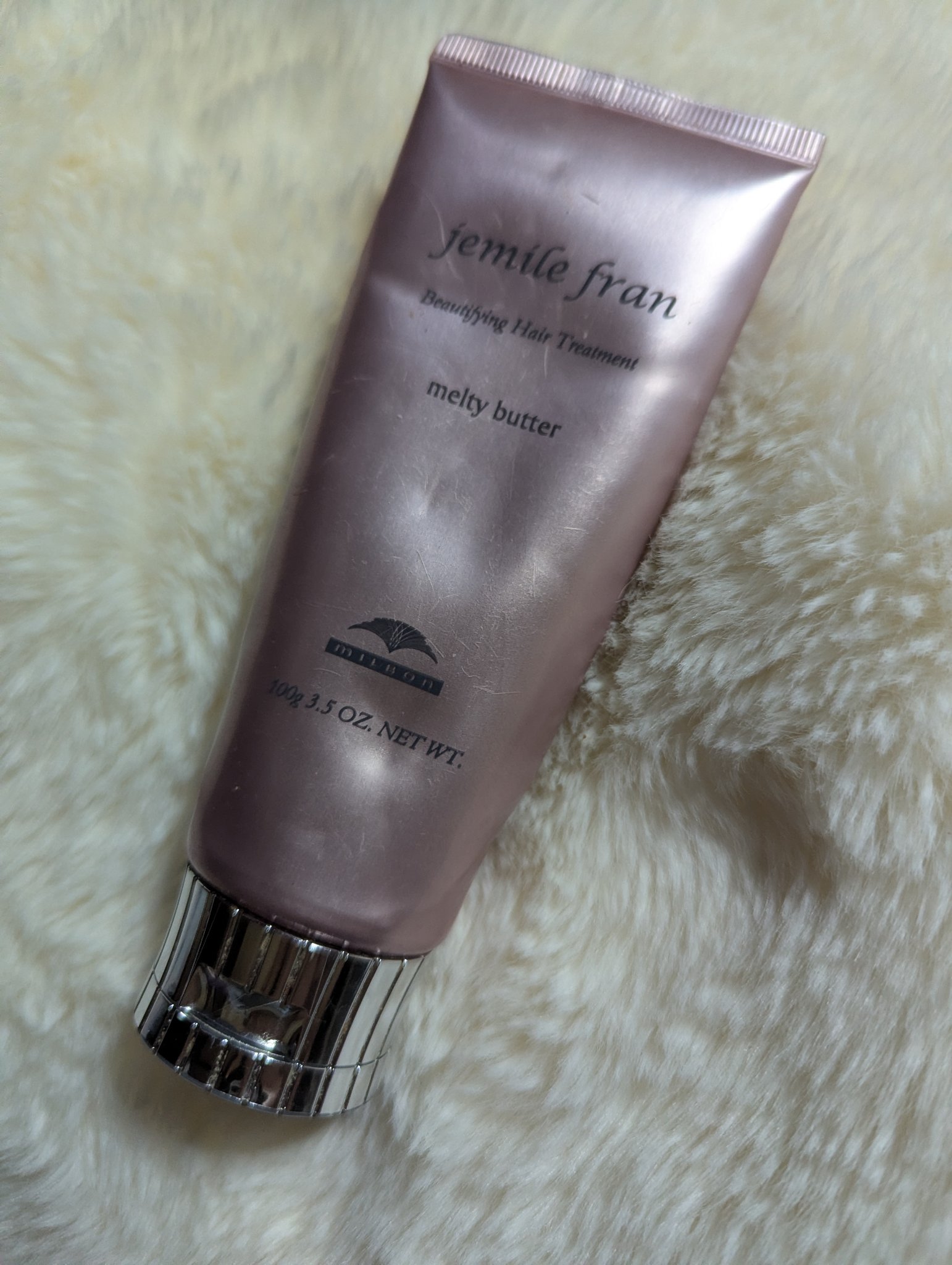 このジェミールフランメルティバターすんごいいい香りでお気に入りなんですけどついに底が見えてきてしまいました。
ピオニーかな？とにかくいい香りのヘアバターなんですよ。
なんとなく他のヘアミルク使った時よりふんわりと仕上がるしとにかくお気に入り