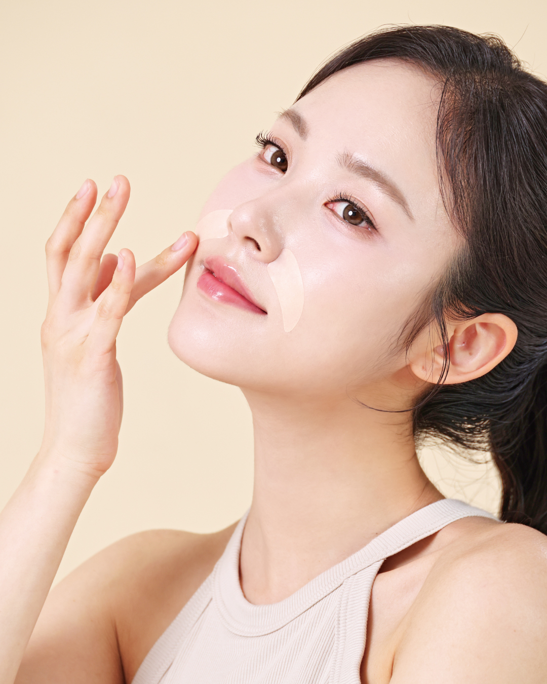 笑顔はそのままに、深い乾燥悩みはナイトケアで😊
寝る前に貼るだけ✨ 
お口周り用パッチ🌙

主な成分は？
✔ライスエキス
✔キャロットエキス
✔ソイエキス

3つの植物由来成分（全て保湿成分）でなめらかで
弾力のある肌へ✨

使い方は？