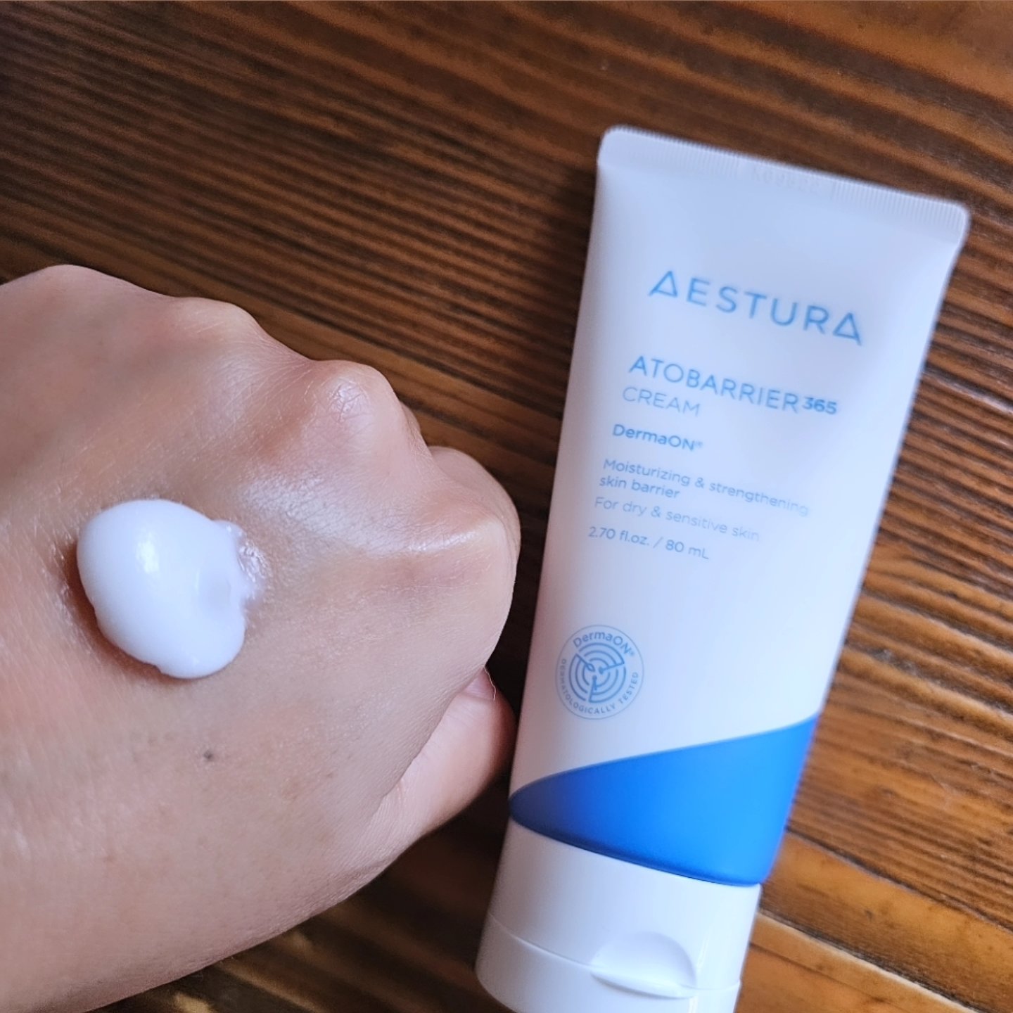 アトバリア365 クリーム
敏感肌研究40年が生み出した
AESTURA独自のセラミド技術が敏感肌にオススメ!!

白いクリームの中に小さいつぶつぶがあって肌温度でとろけ
セラミドを肌表面に長くとどまらせる♪

高保湿でしっとり感が出て潤い