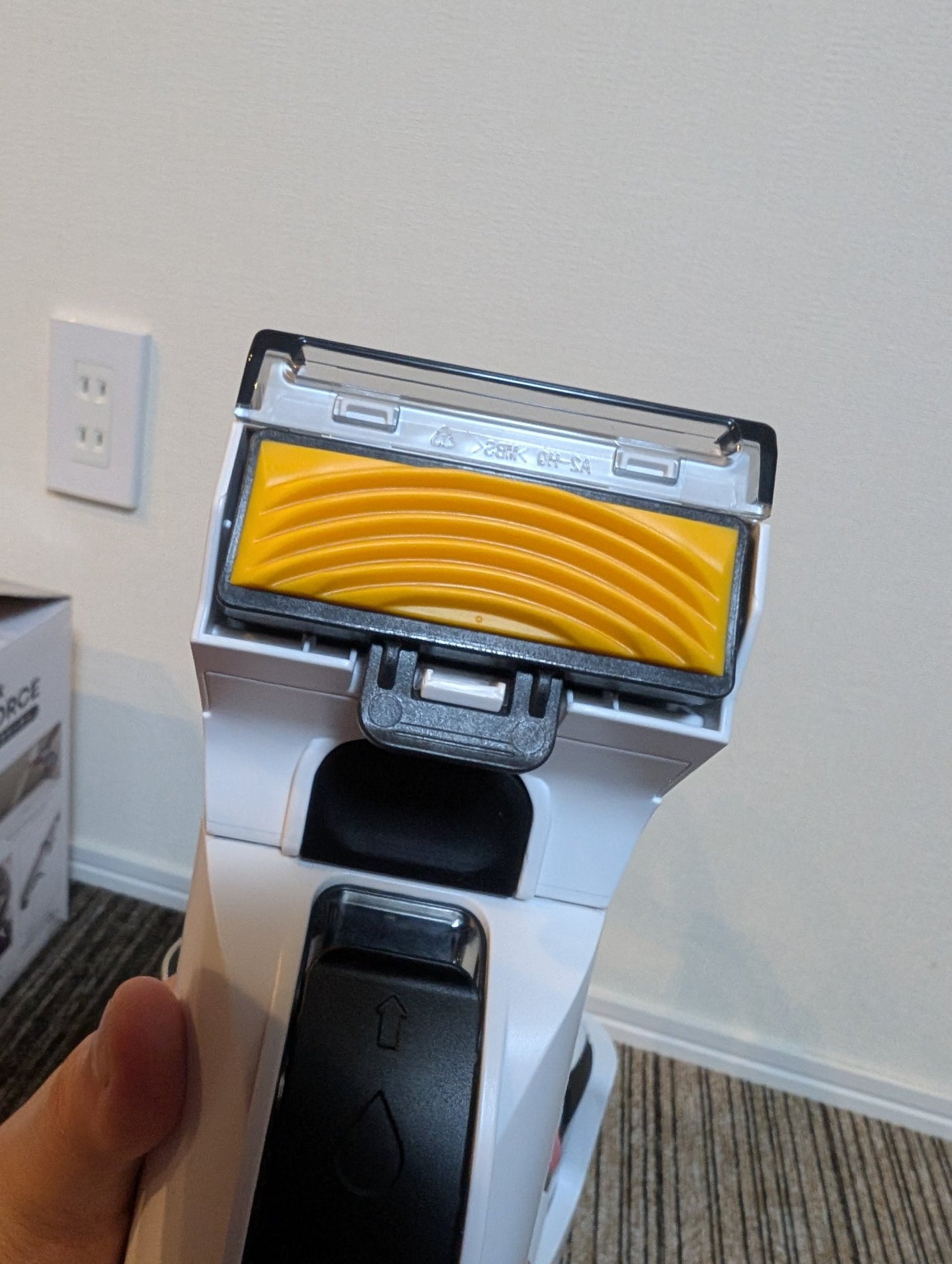 empress on LIPS 「コードレスなのに強力吸引。サッと使えるシミ取りクリーナー。専用..」(4枚目)