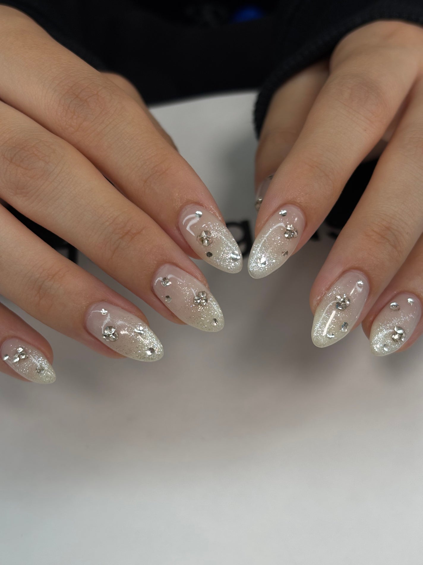 夏美🍉フォロバ on LIPS 「【指先にキラキラの雪ネイル❄️✨】冬らしい白のキラキラネイル♡..」(2枚目)