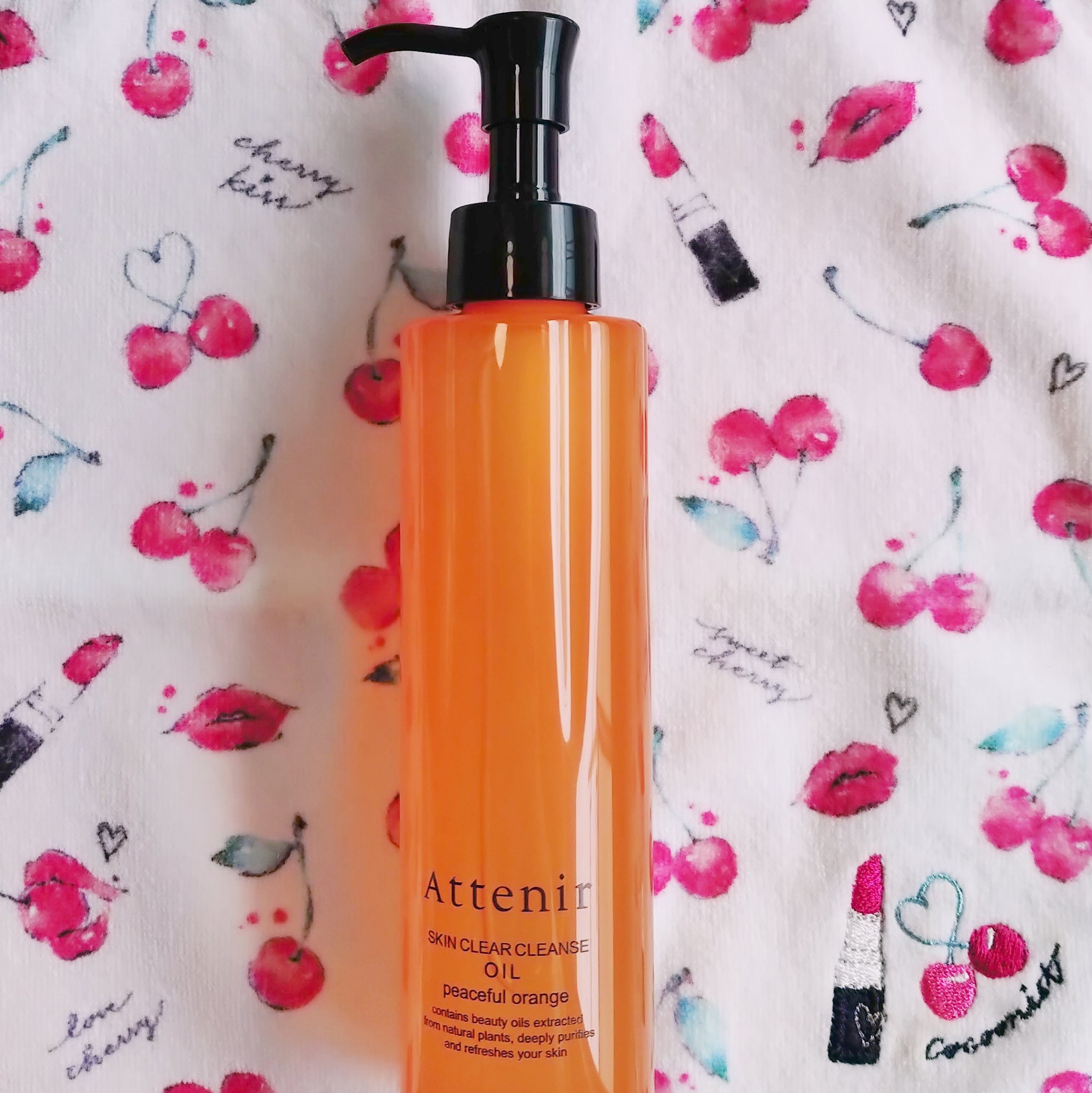 アテニア
スキンクリアクレンズオイル〈ピースフルオレンジ〉

アテニアのクレンジングオイルは好きで何種類か使いましたが、一番好きなのはこのオレンジ🍊
美味しそうな見た目と香りが好きです。

アテニアのクレンジングは、とろみがある点が好きで