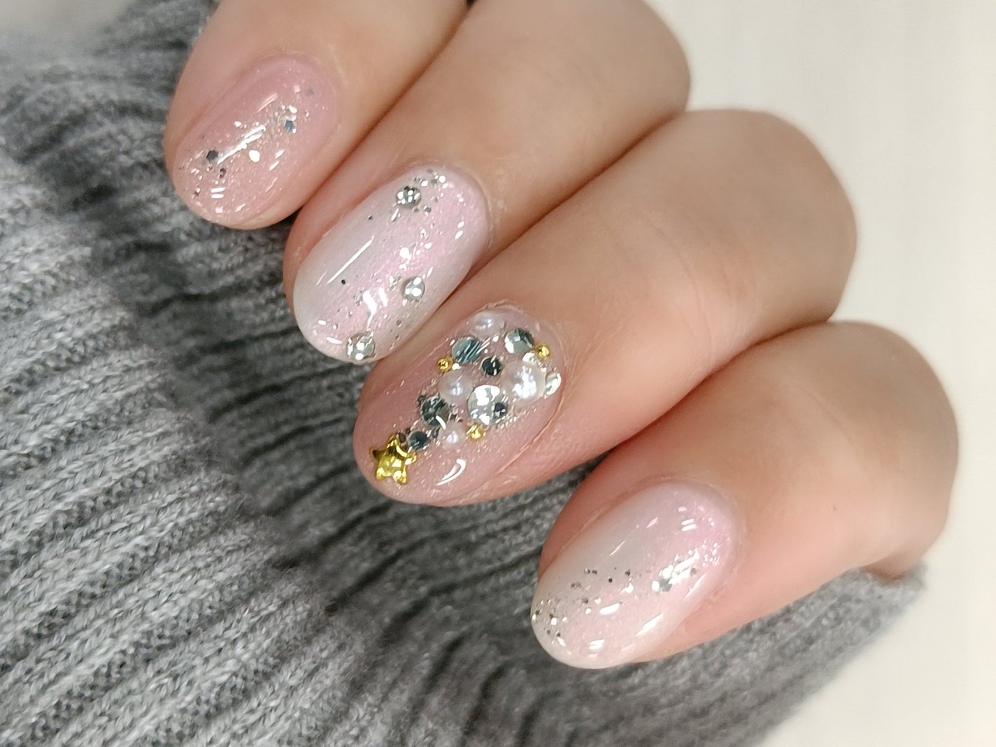 たろちゃん🧡フォロバ100 on LIPS 「一足早くクリスマスネイル✨ストーンでツリーをイメージしたネイル..」(1枚目)