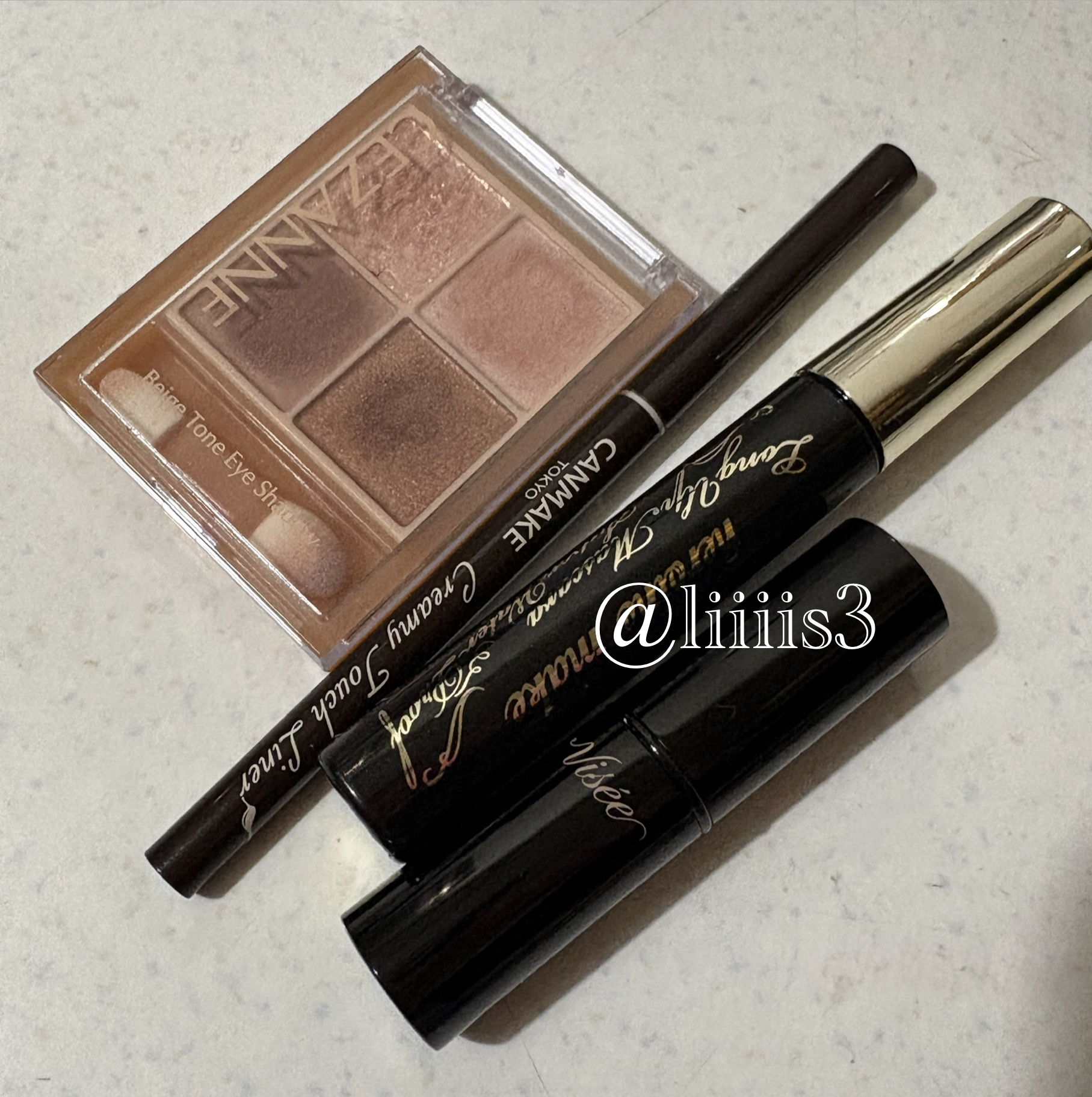 ＼今日のメイク／

✔️CEZANNE
ベージュトーンアイシャドウ 02 ロージーベージュ

✔️キャンメイク
クリーミータッチライナー 03 ダークブラウン

✔️ヒロインメイク
ロングUPマスカラ スーパーWP 01 ブラック

✔️V