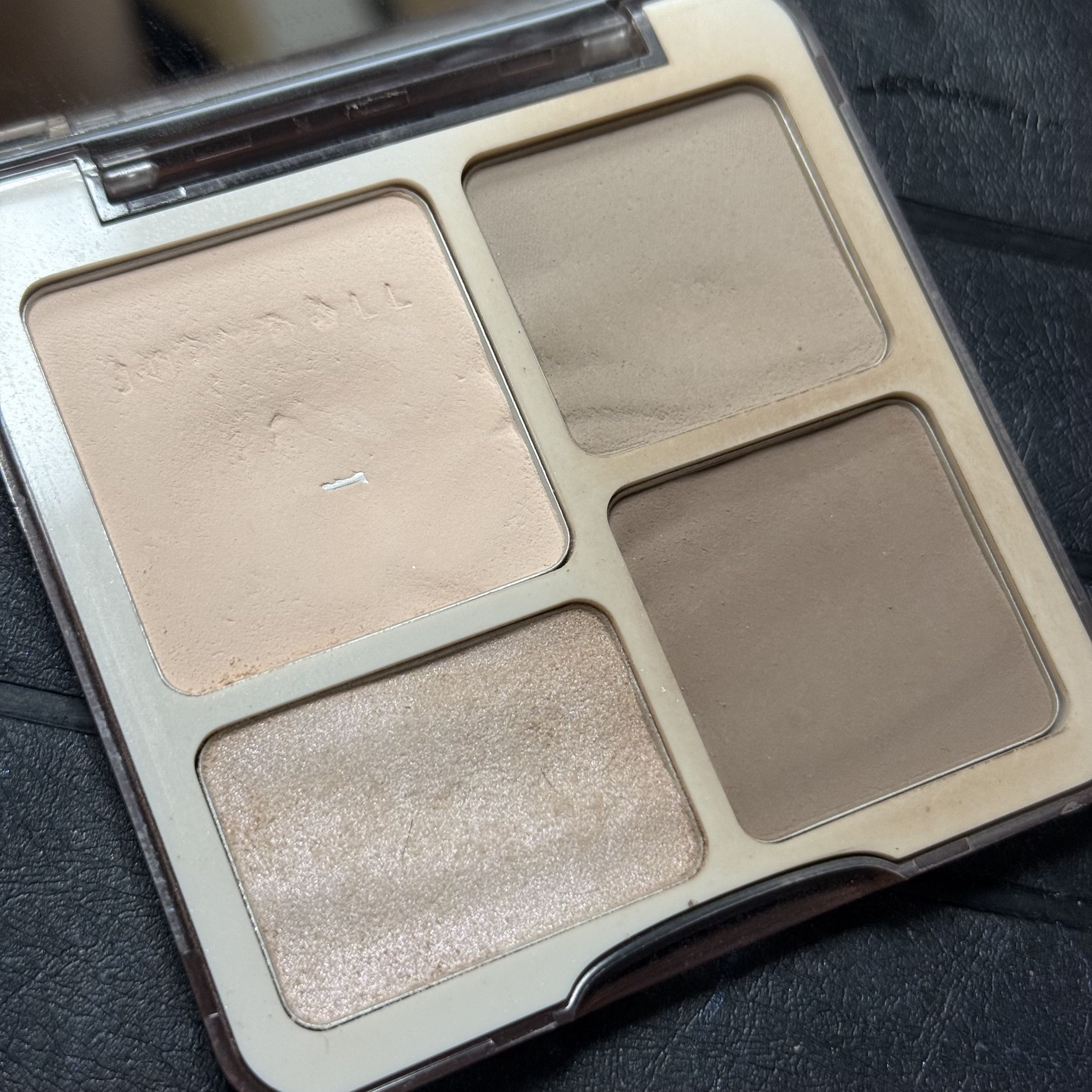 マットハイライトが底見えᐢ ᴗ ‧̫ ᴗ ᐢ

このパレット、シェーディングも優秀だし
きらきらのハイライトもポイント使いに優秀だけど

何よりもこのマットハイライトが万能だよね！
フィンガーブラシで鼻筋につかったり、口角や
ほうれい線、鼻