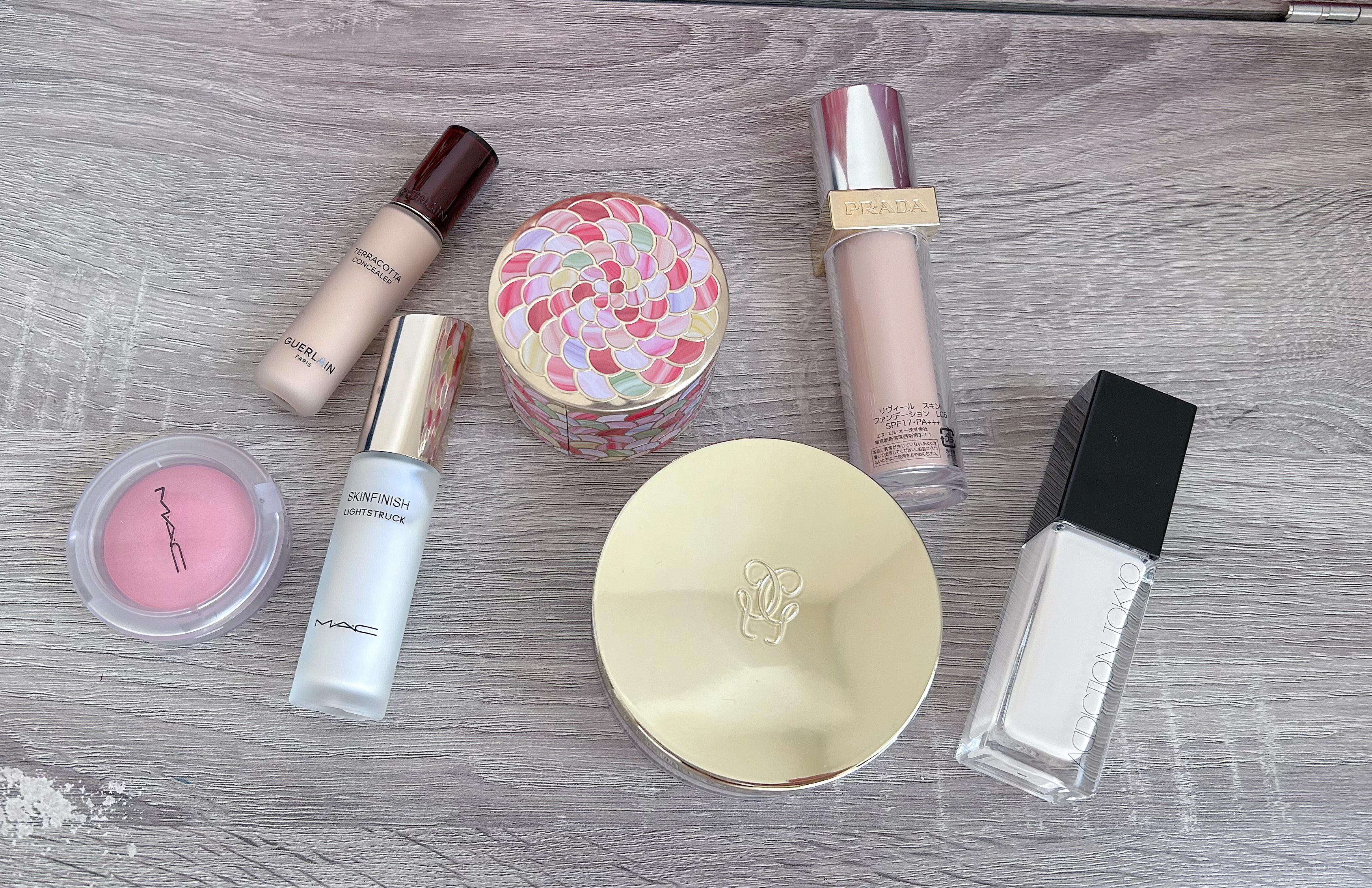 ADDICTION アディクション ザ ファンデーション リフトグロウのクチコミ「今日のメイク（ベース）

・GUERLAIN
メテオリット ビーユ 02 ローズ ¥9,790.....」（2枚目）