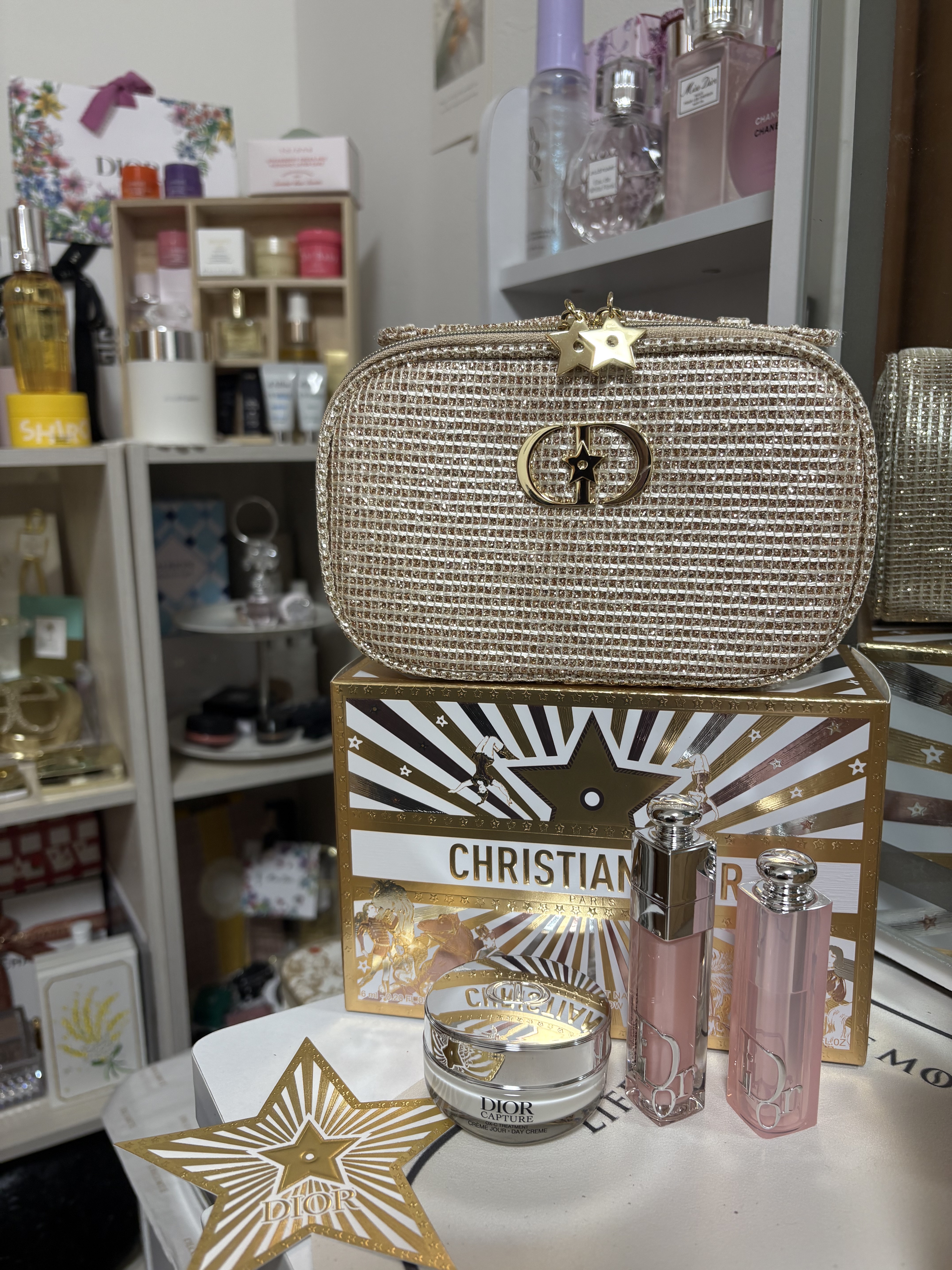 Diorホリデーオファー🤍
昨日から発売の限定コフレゲットしてきました！

ポーチかわいいなぁと思っていたのですが、今回リップ2本とミニサイズのカプチュールクレームだったので、迷わず買いました🥹

このセットお得すぎます！！
・ディオー