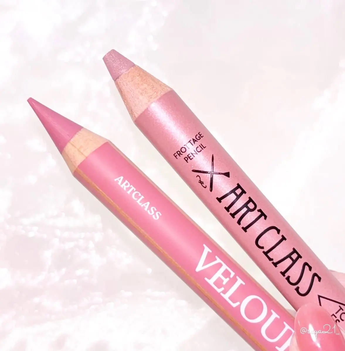 涙袋ペンシルが人気な｢too cool for school｣からチーク/リップ/アイとマルチに使える“ベロアペンシル”が新登場✏️ 

尖った部分はリップラインを描きやすく､広い面はふんわりぼかしてチークにも！！

フロッタージュペンシル