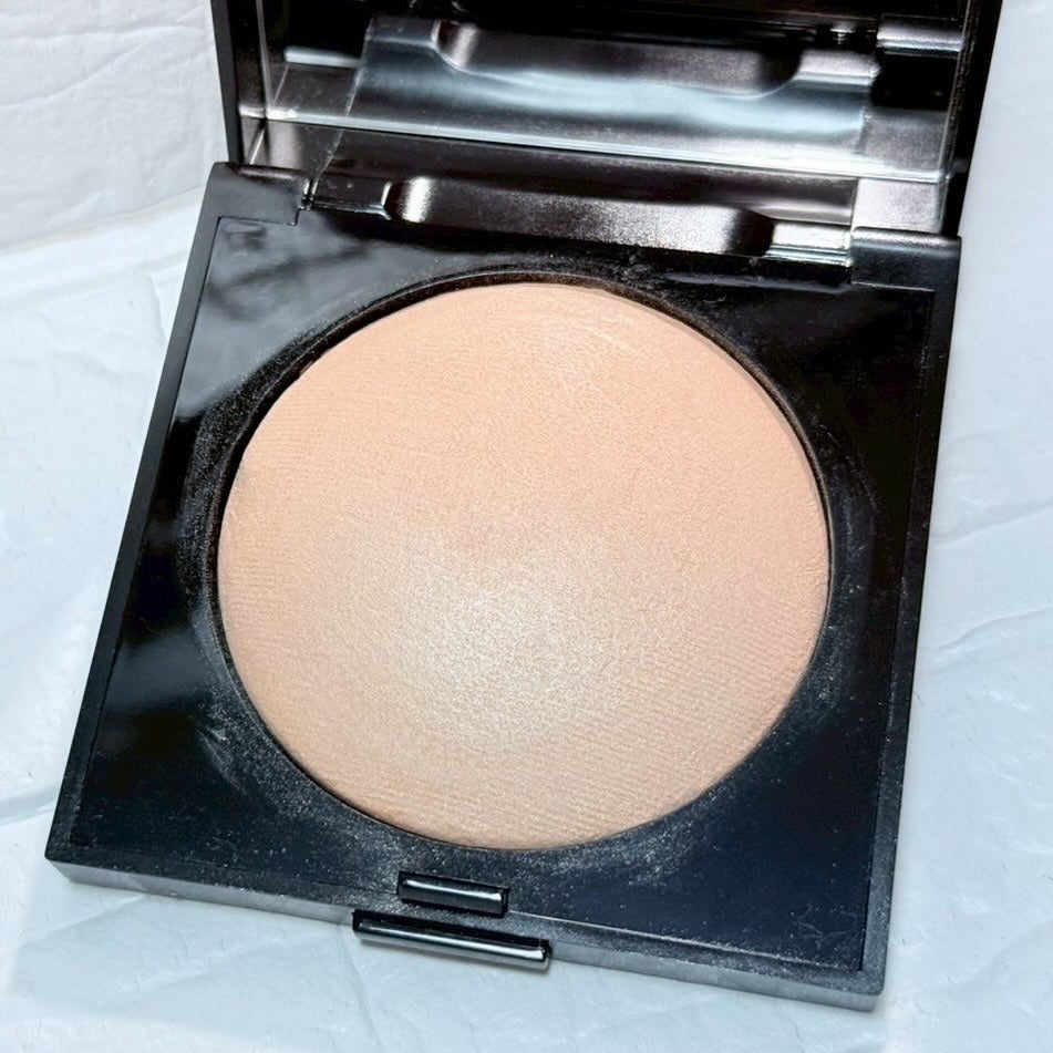 マットラディアンス ベイクドパウダー ハイライト01/ローラ メルシエ/パウダーハイライトを使ったクチコミ(2枚目)